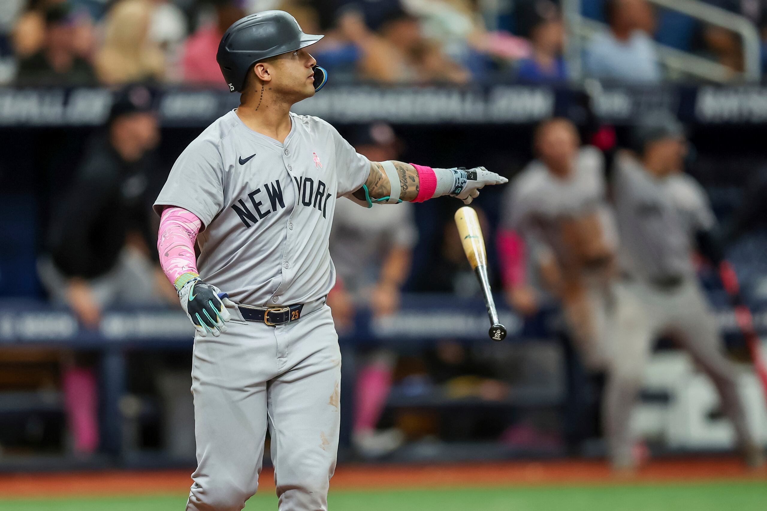 Gleyber Torres, de los Yankees de Nueva York, observa su cuadrangular de tres carreras durante la octava entrada.