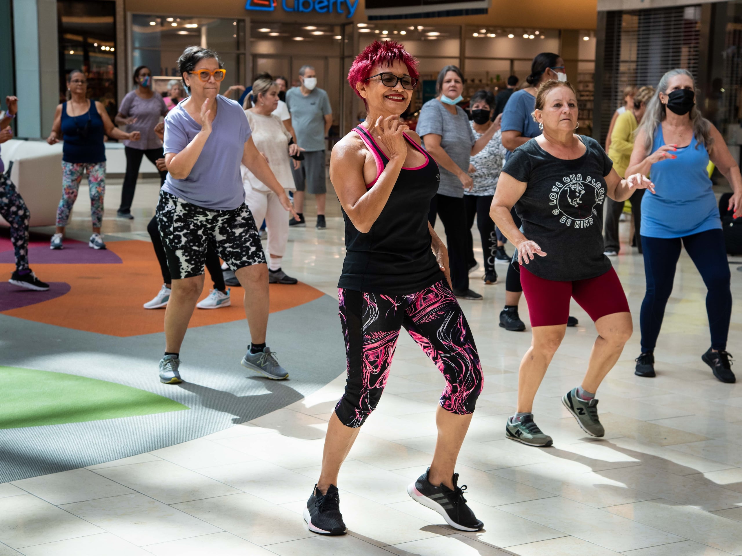 Clase de zumba del Club Edad Dorada de The Mall of San Juan, en el atrio central del centro comercial.
