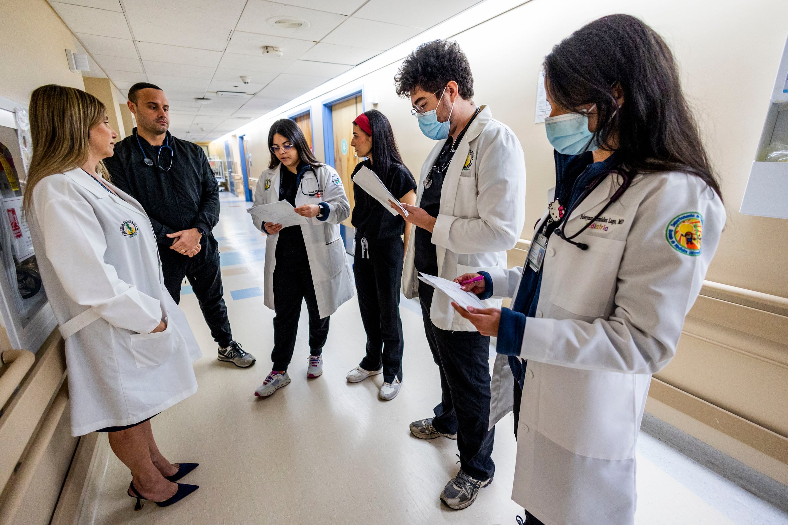 La doctora Débora Silva, izquierda, junto a un grupo de residentes.