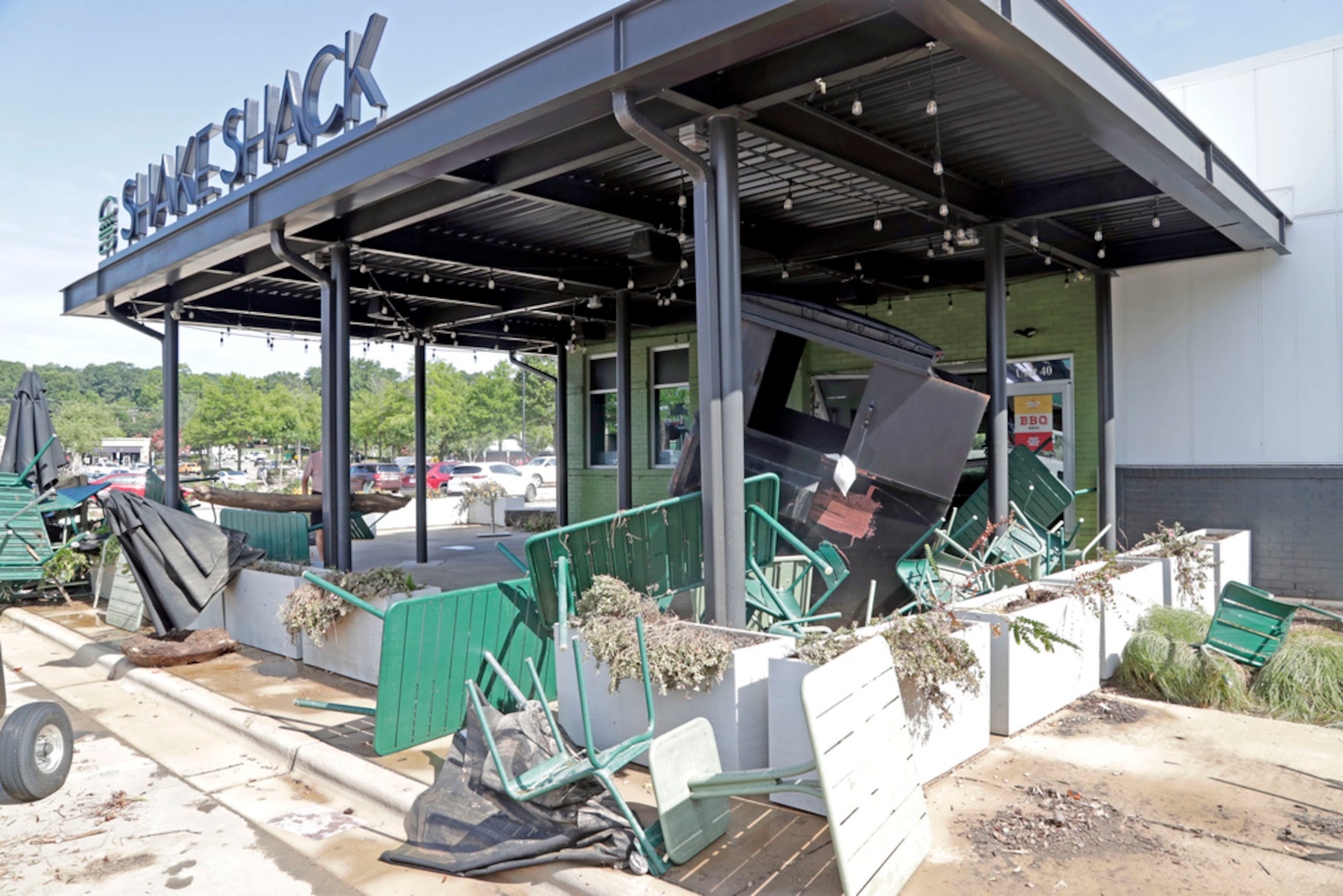 Sillas, sombrillas y un contenedor de basura más grande fueron algunos de los escombros arrastrados y acumulados en el Shake Shack del centro comercial Eastgate después de que fuera inundado durante la tormenta tropical Chantal, el lunes, 7 de julio, en Chapel Hill, Carolina del Norte.