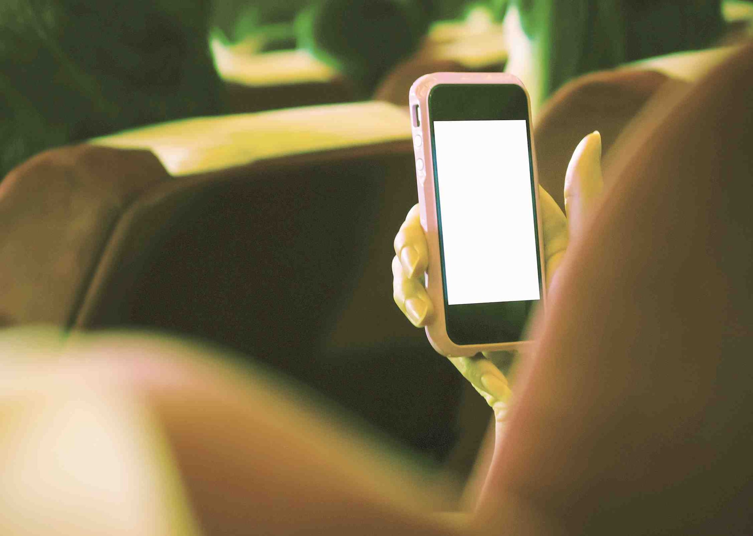 La semana pasada 16 estudiantes de Tennessee fueron acusados de explotación de menores después de intercambiar fotos explícitas a través de sus teléfonos.