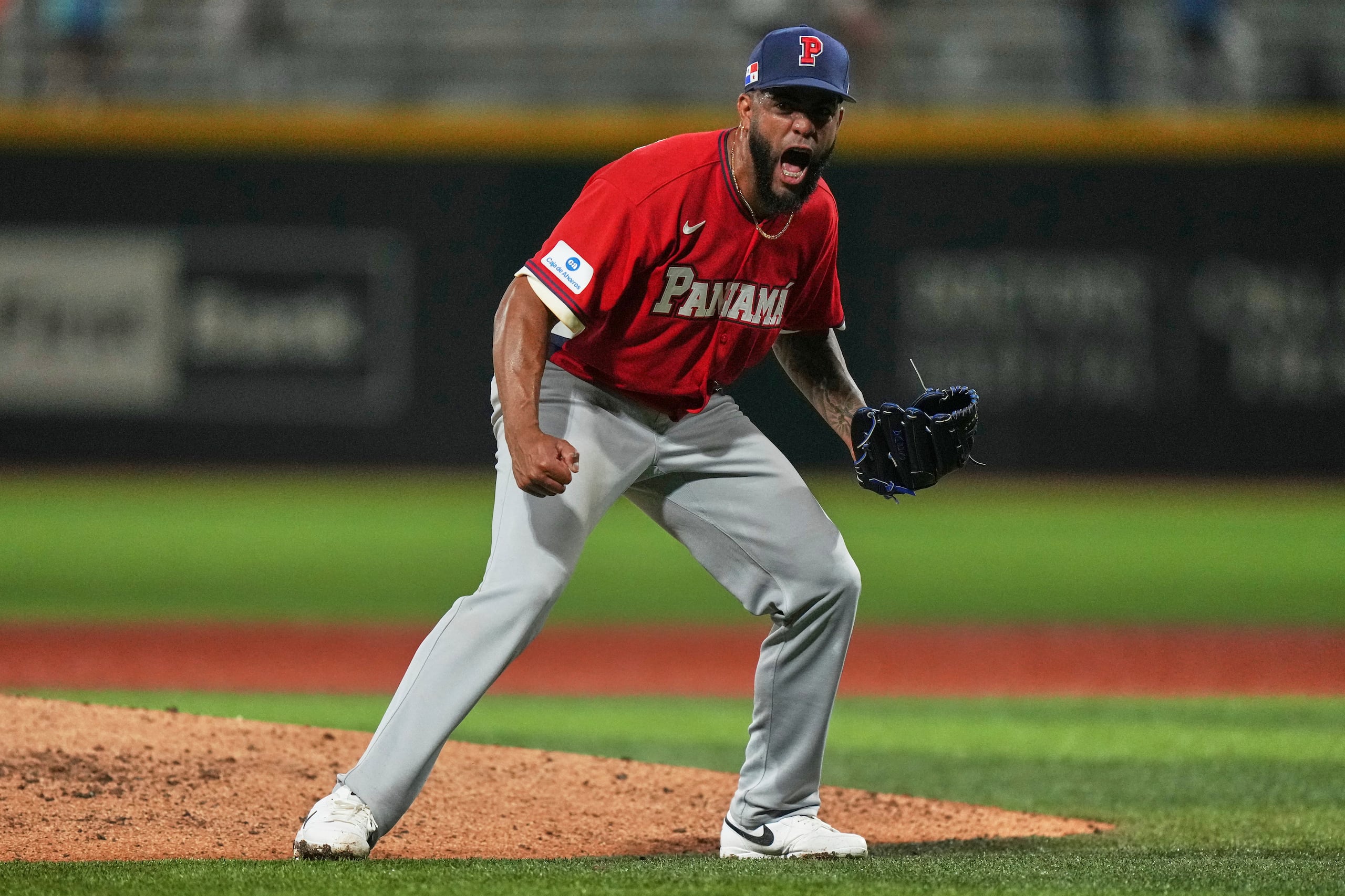 Dario Agrazal festeja en la loma el triunfo de Panamá sobre Canadá.