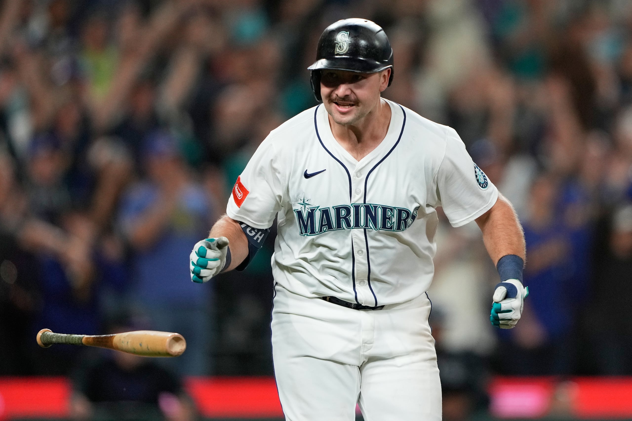Cal Raleigh, de los Mariners de Seattle, luego de conectar su jonrón número 60 de la temporada ante los Rockies de Colorado.
