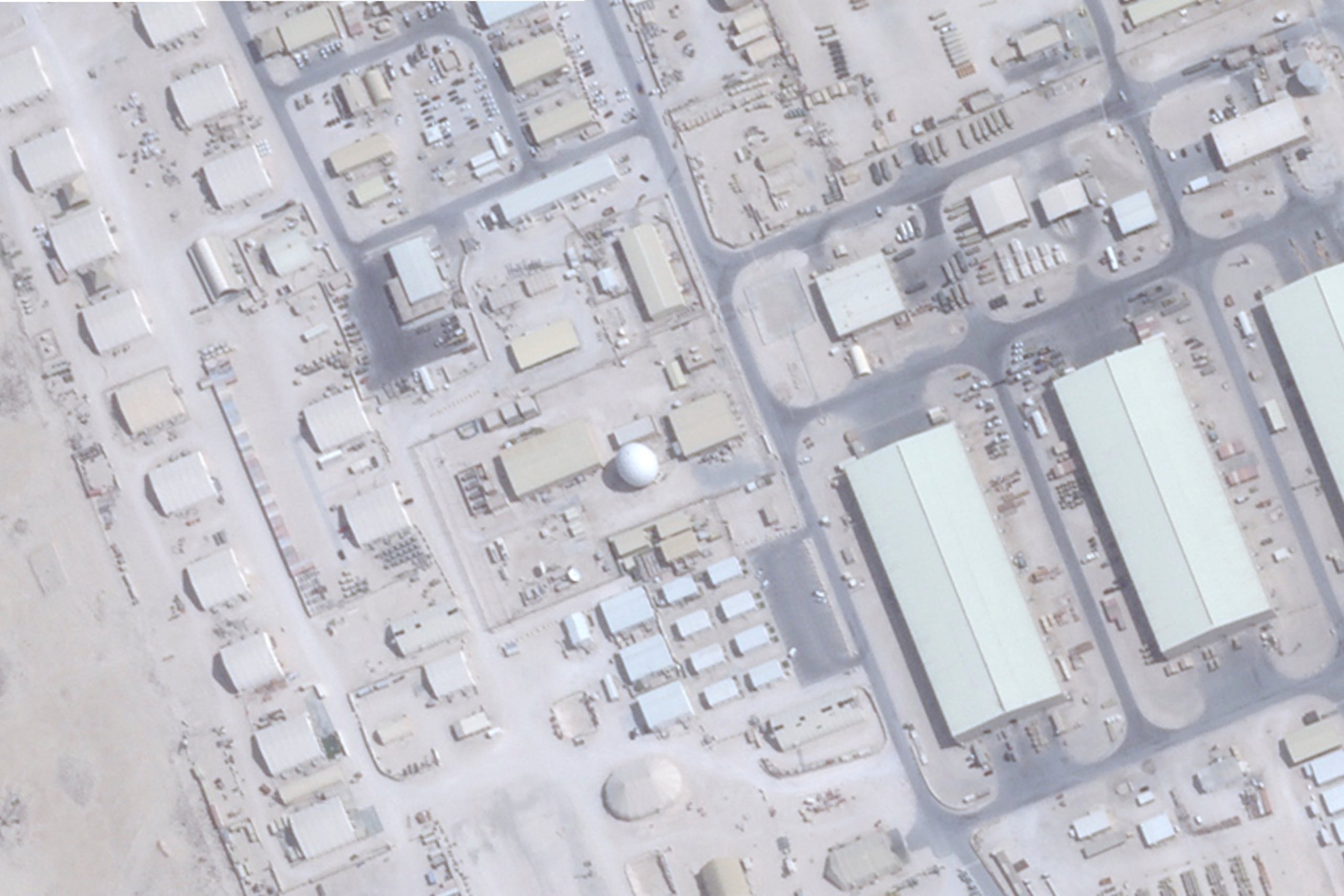 Esta imagen satelital de Planet Labs PBC muestra la terminal empresarial modernizada, en el centro, en la Base Aérea Al Udeid, cerca de Doha, Qatar, el 23 de junio de 2025.
