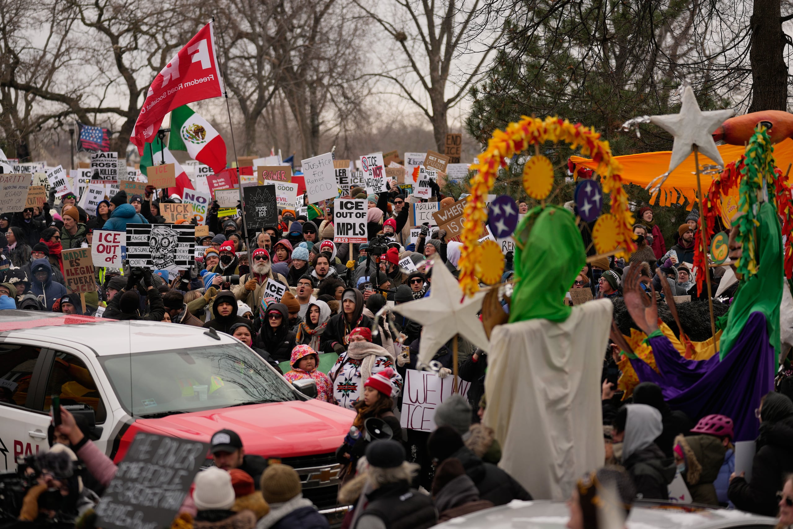 Muchas de las protestas fueron bautizadas como “ICE Out for Good”, el acrónimo de la agencia federal de Inmigración y Control de Aduanas.