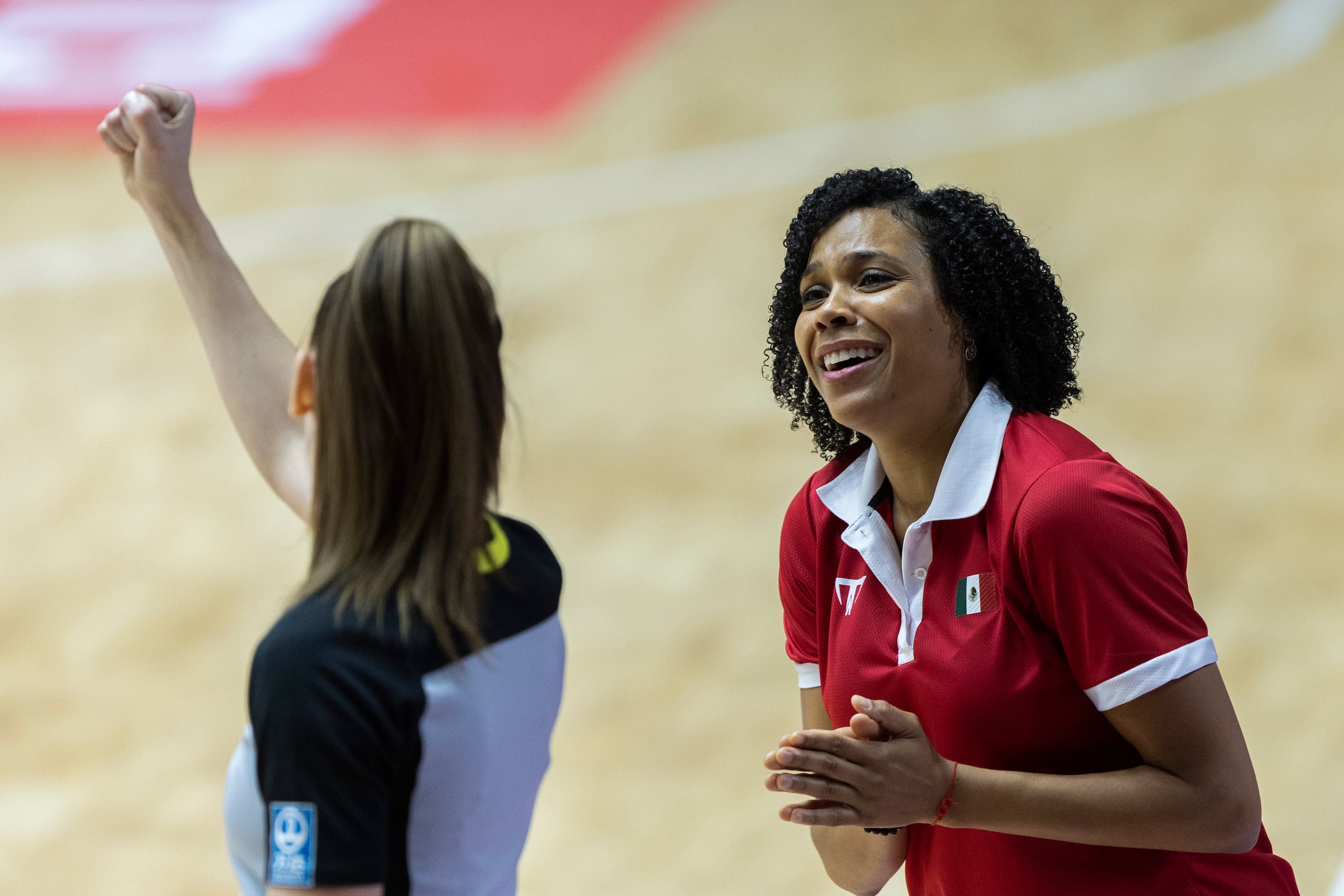 Lindsey Harding le reclama a la árbitro una acción durante el juego ante Puerto Rico.