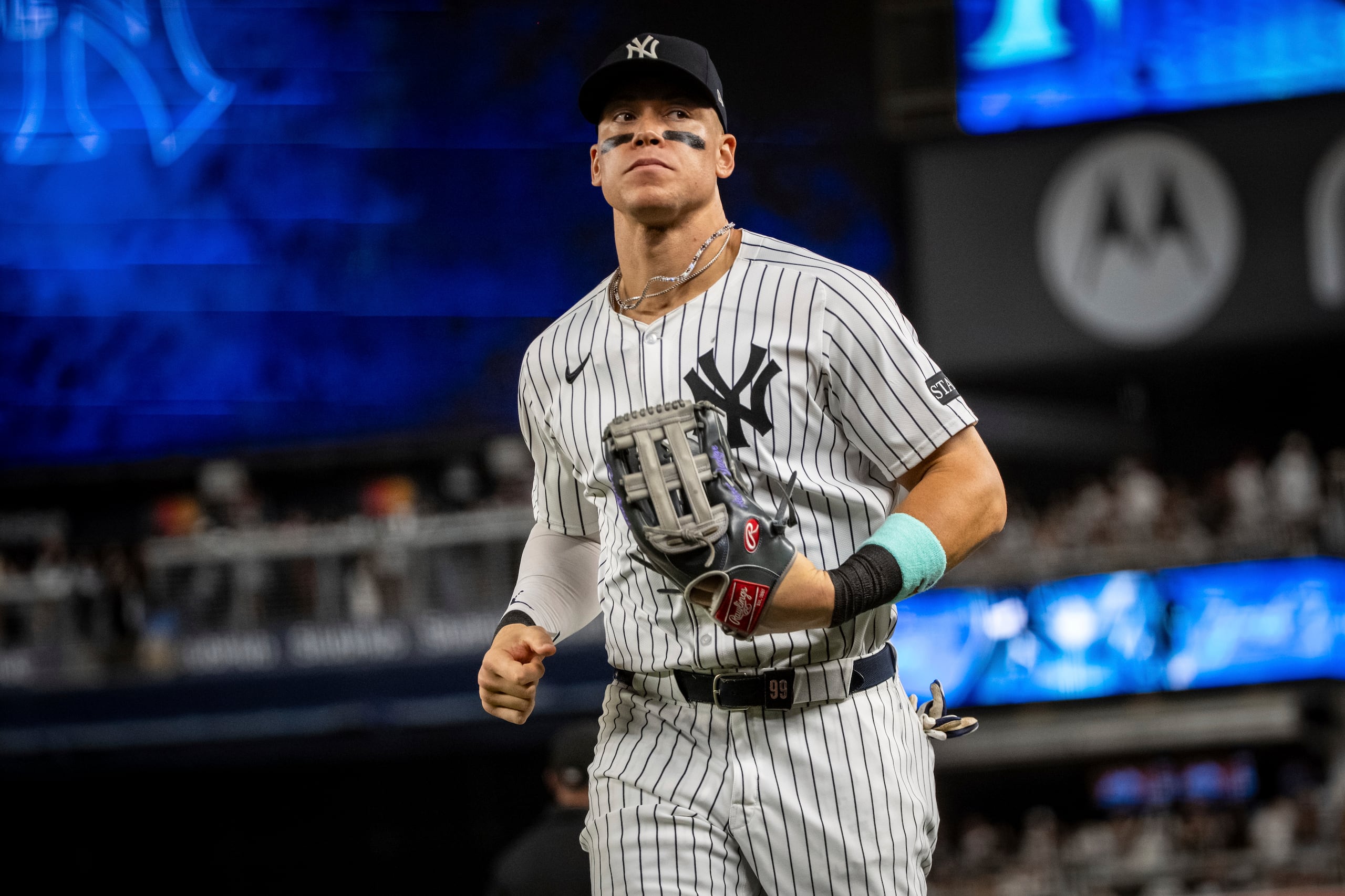 Aaron Judge, de los Yankees de Nueva York, sale del terreno al finalizar la octava entrada de un juego contra los Angels de Los Ángeles.