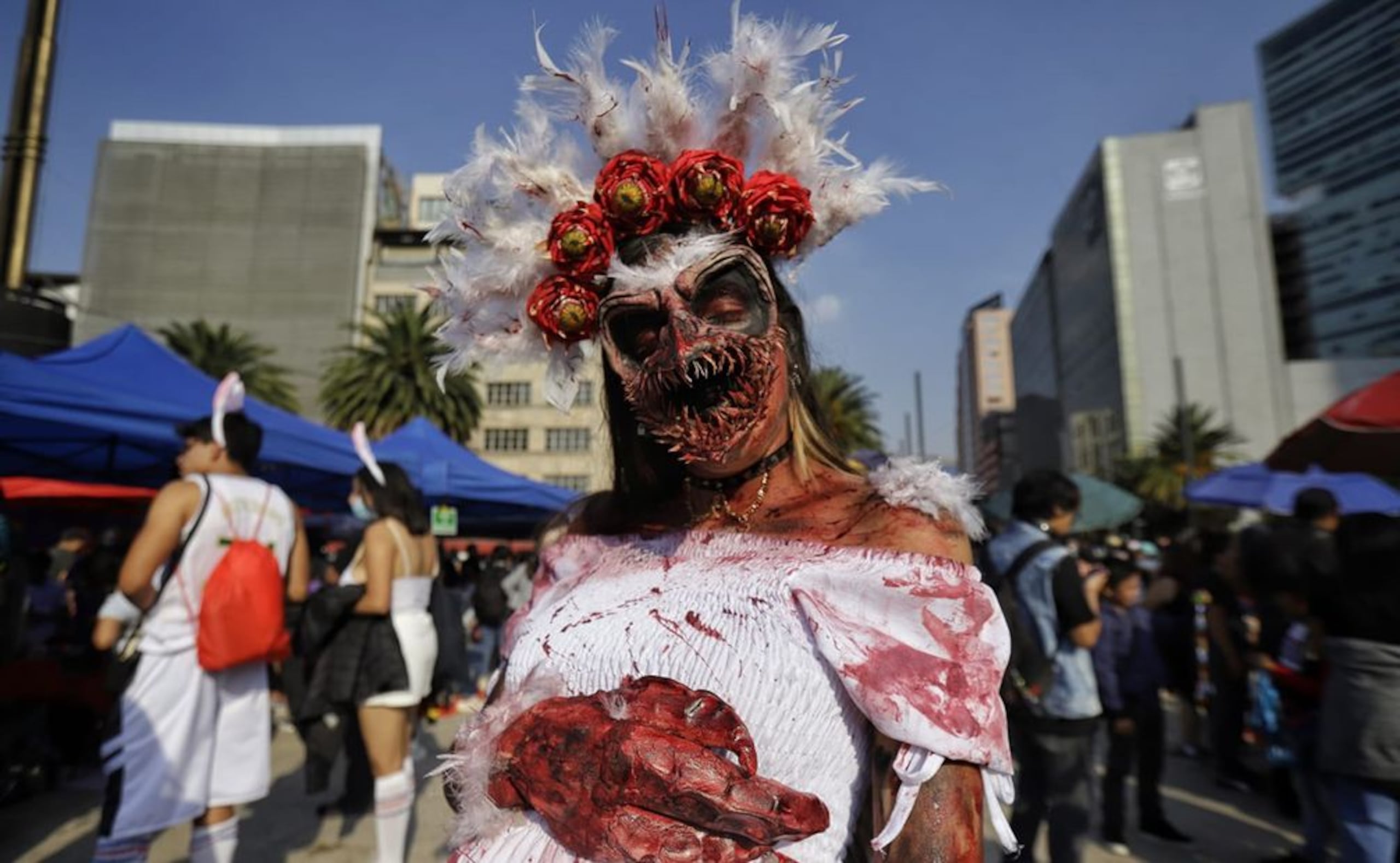 El evento termina con una fiesta fantasma en la plancha del Zócalo, en Ciudad de México.