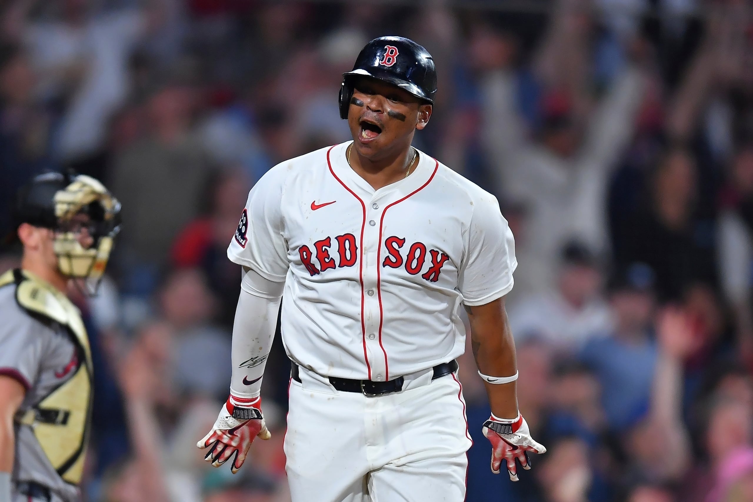 El dominicano Rafael Devers, de los Red Sox, festeja tras conectar un jonrón para poner fin al juego del sábado 17 de mayo de 2025, ante los Braves.