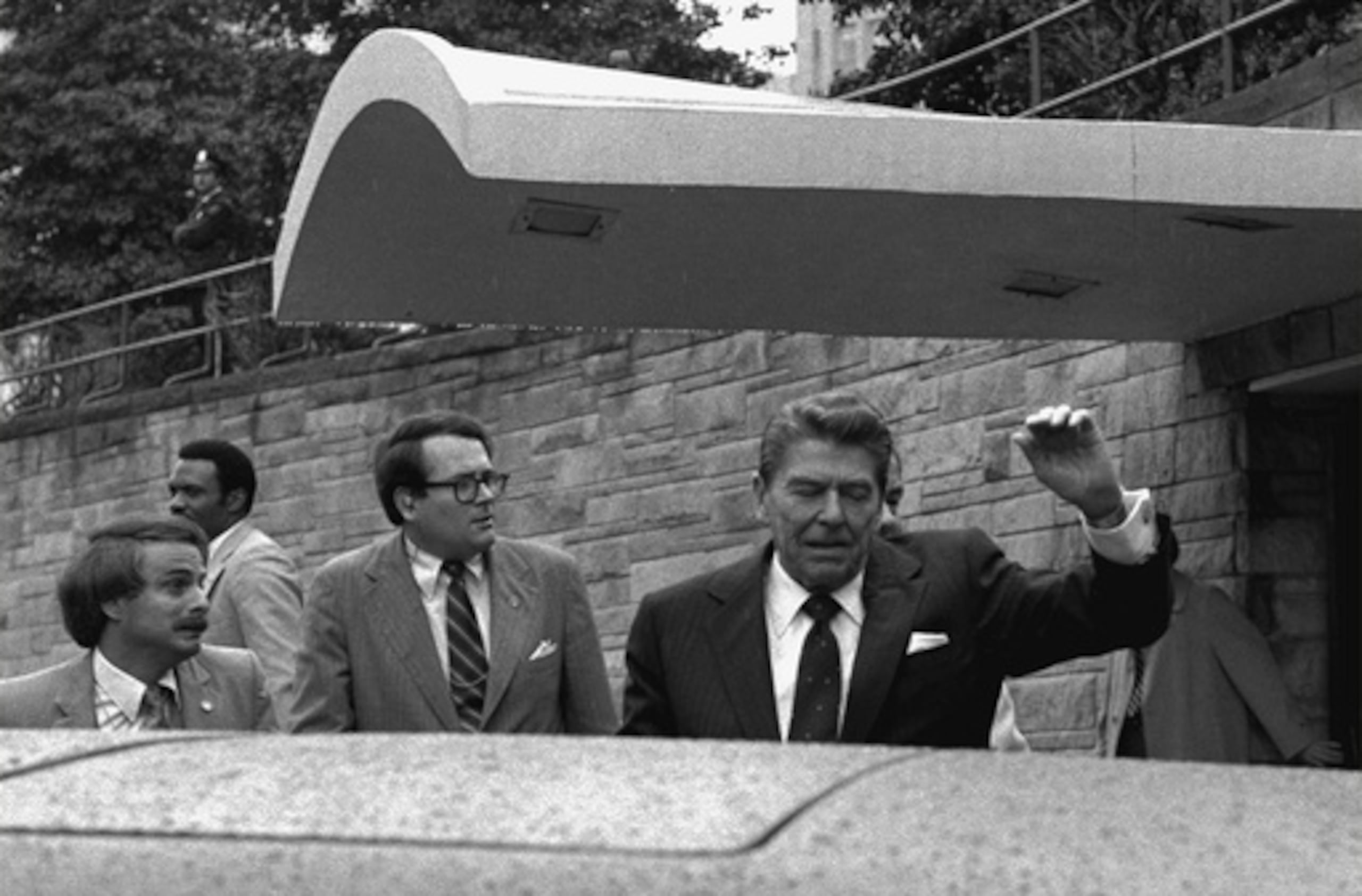 ARCHIVO - El presidente Ronald Reagan hace una mueca de dolor y levanta el brazo izquierdo al ser tiroteado por un asaltante cuando salía de un hotel de Washington, el lunes 30 de marzo de 1981. (AP Photo/Ron Edmonds, Archivo)
