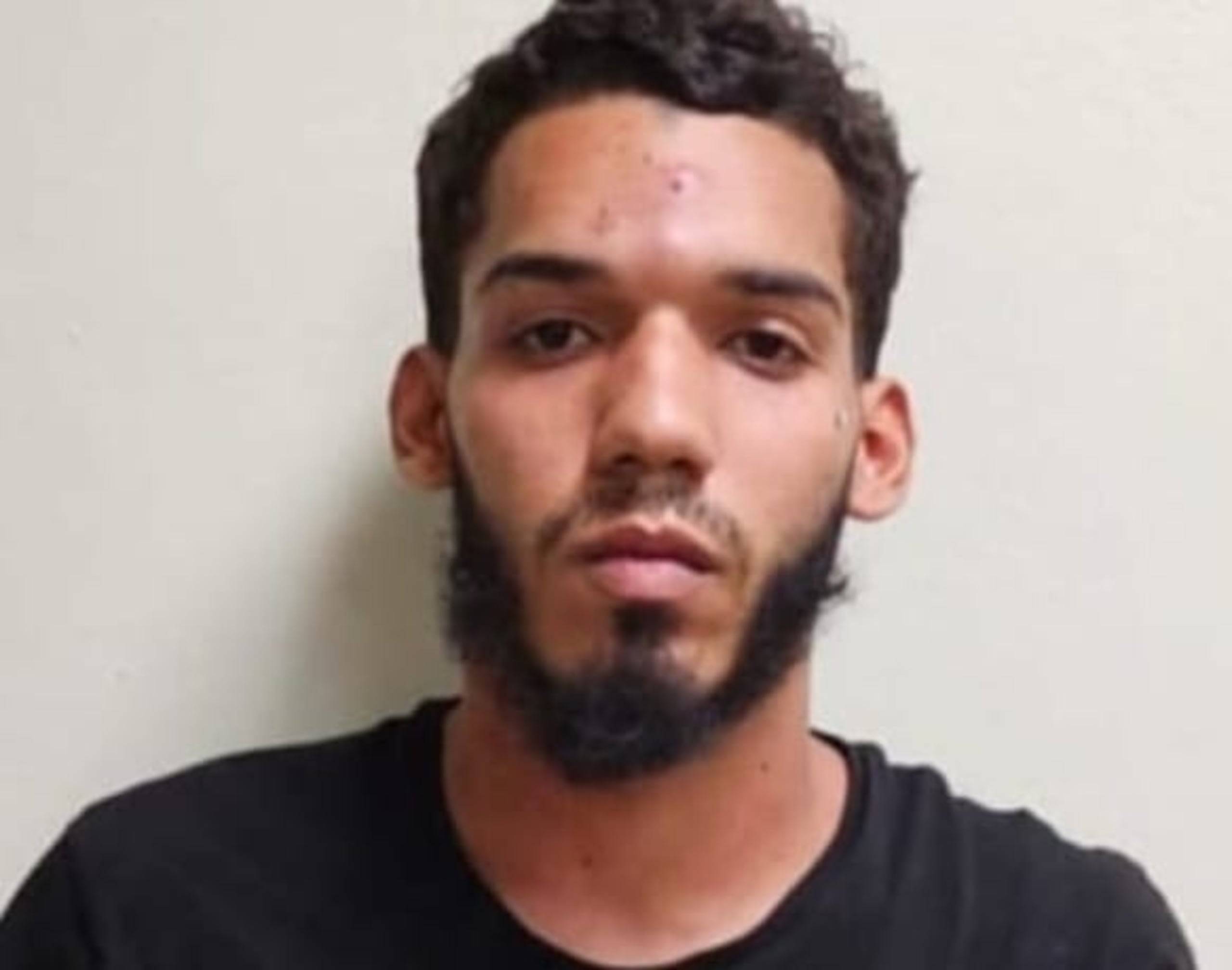 Justino A. Retamar Rodríguez, de 23 años, es buscado por violencia de género.