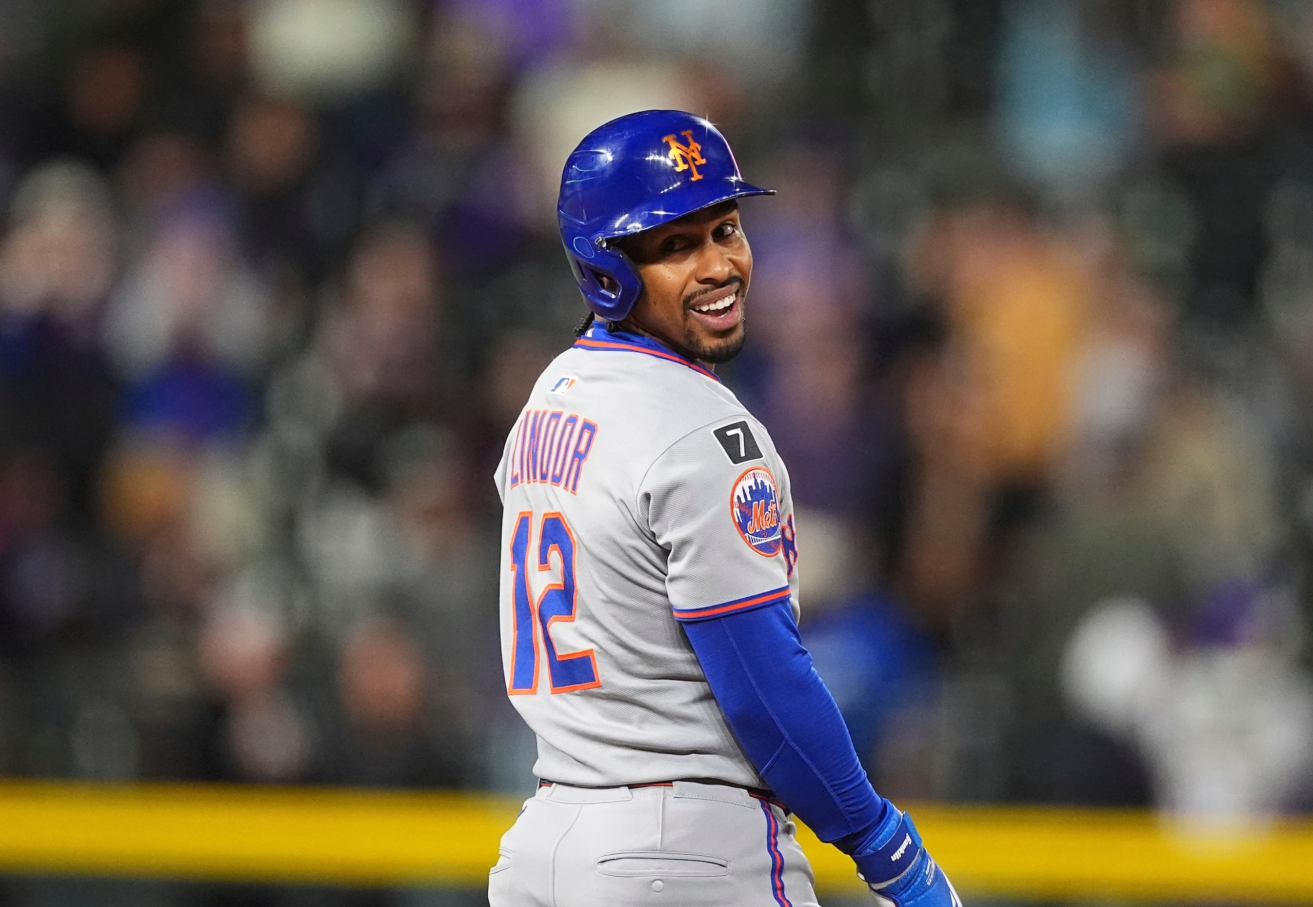 El puertorriqueño Francisco Lindor, de los Mets de Nueva York, sonríe tras conectar un doblete en el juego ante los Rockies de Colorado.