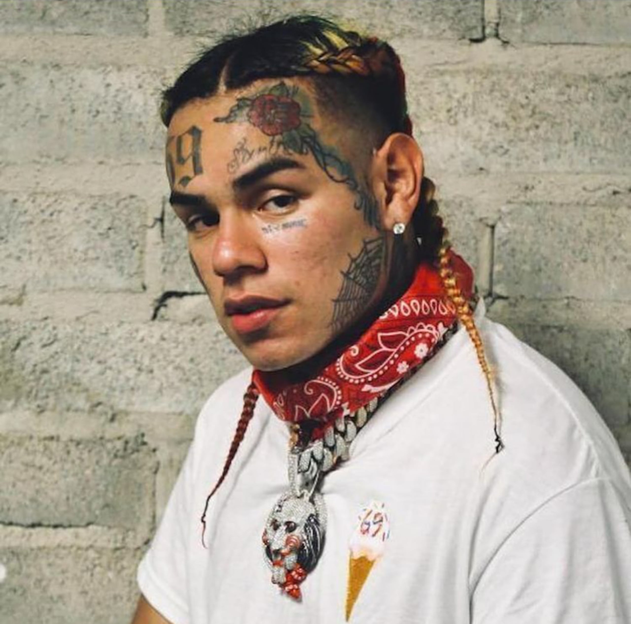 Según el ministerio público, Tekashi y los individuos que le acompañaban, cuya identidad se desconoce, golpearon a los productores musicales con una pistola y le propinaron varios botellazos.