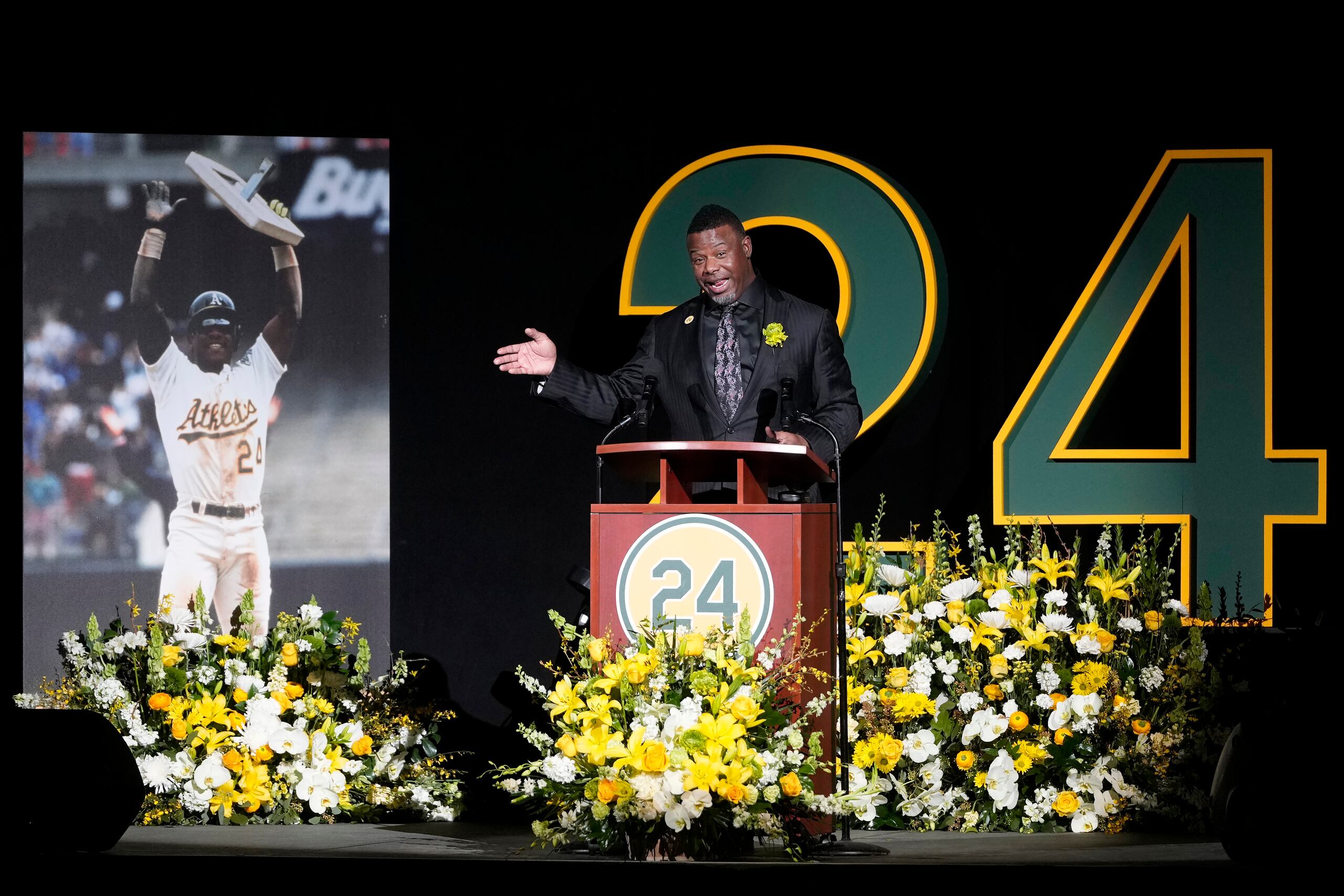 El expelotero Ken Griffey Jr., habla durante una ceremonia para recordar al fallecido Rickey Henderson, de los Atléticos de Oakland.