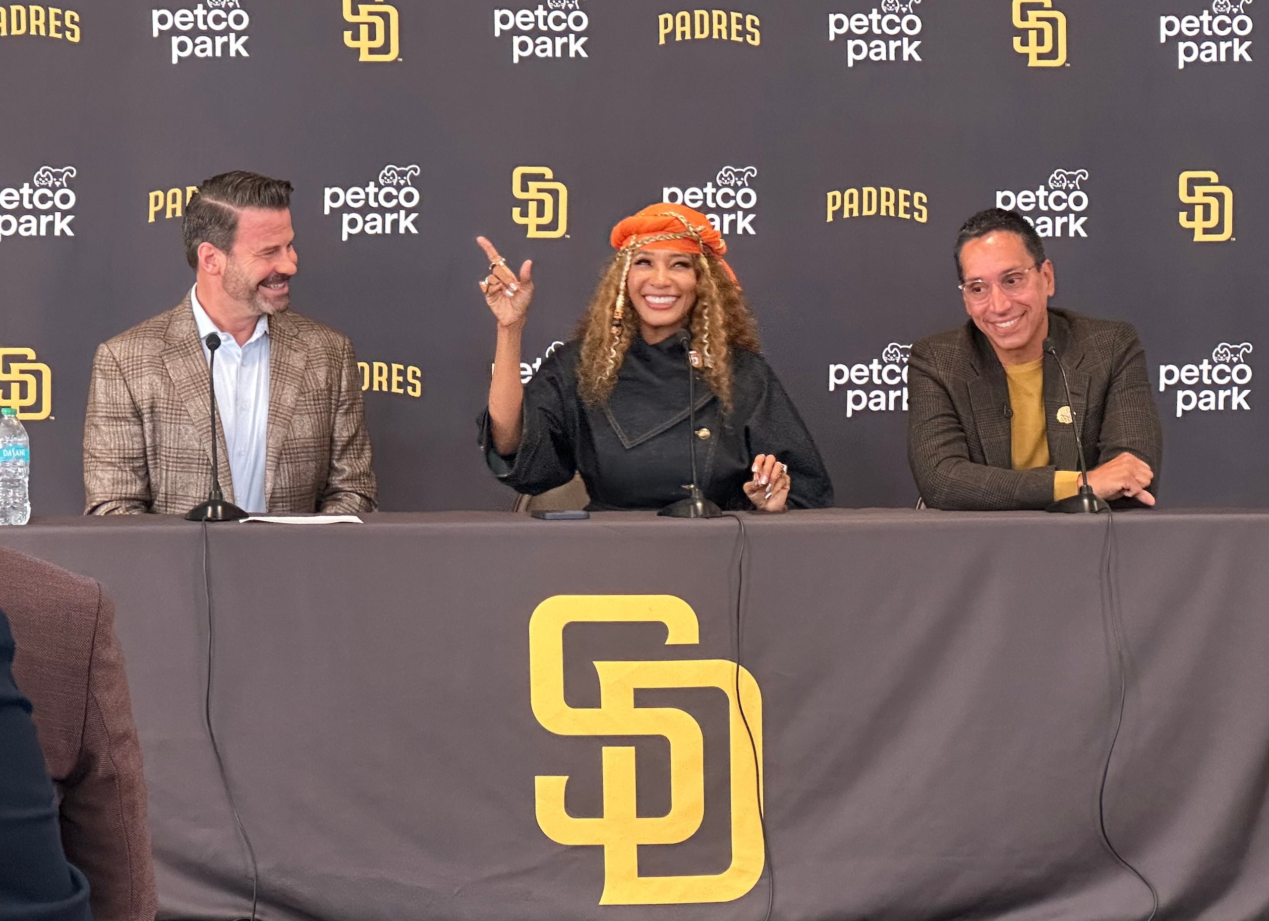 Kwanza Jones (centro) y José E. Feliciano (derecha), los nuevos propietrios de los Padres de San Diego durante una rueda de prens con Erik Greupner, el CEO del equipo, el lunes 24 de agosto de 2026. (AP Foto/Greg Beacham)