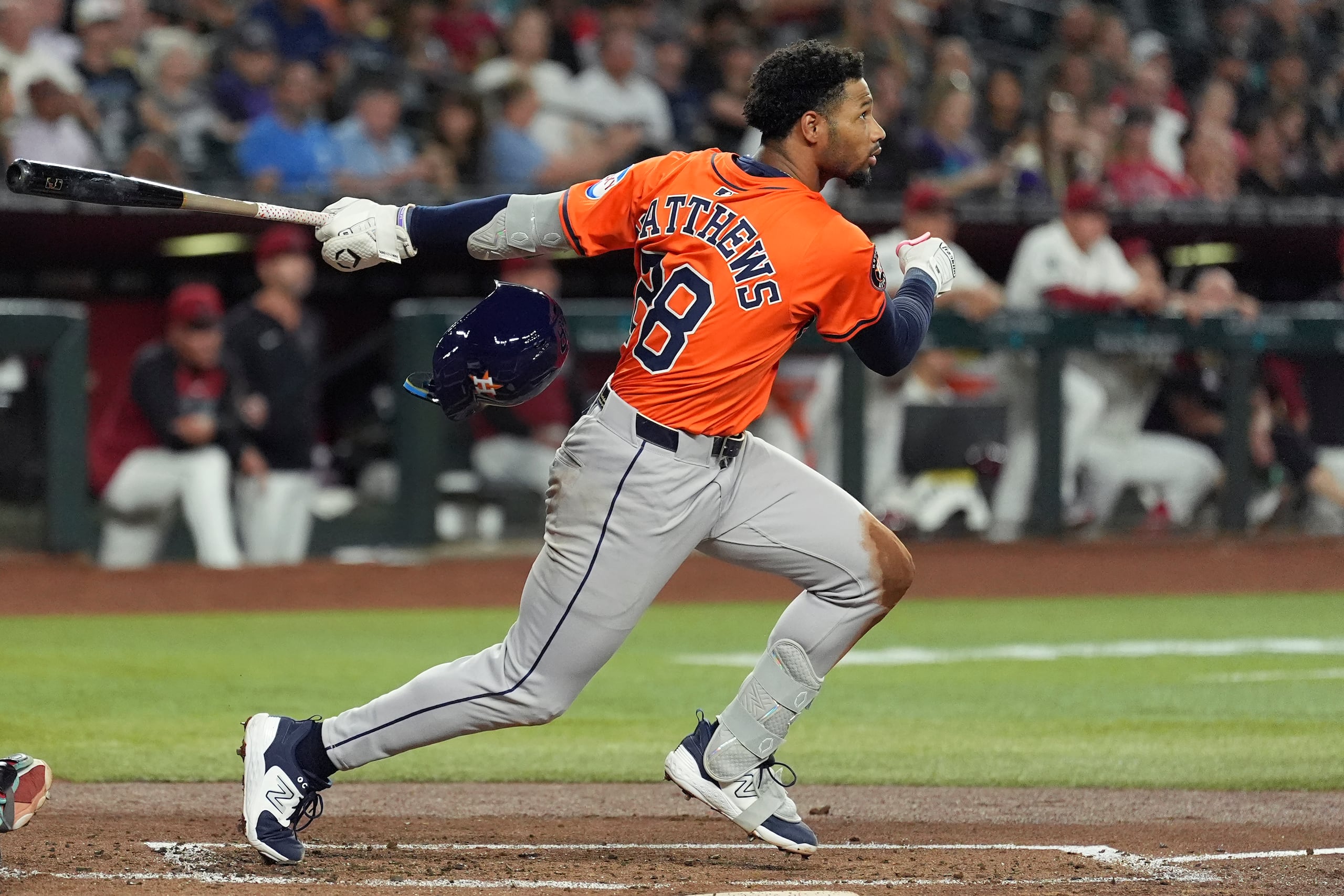Brice Matthews de los Astros de Houston pierde el casco al batear en la segunda entrada ante los Diamondbacks de Arizona el martes 22 de julio del 2025.