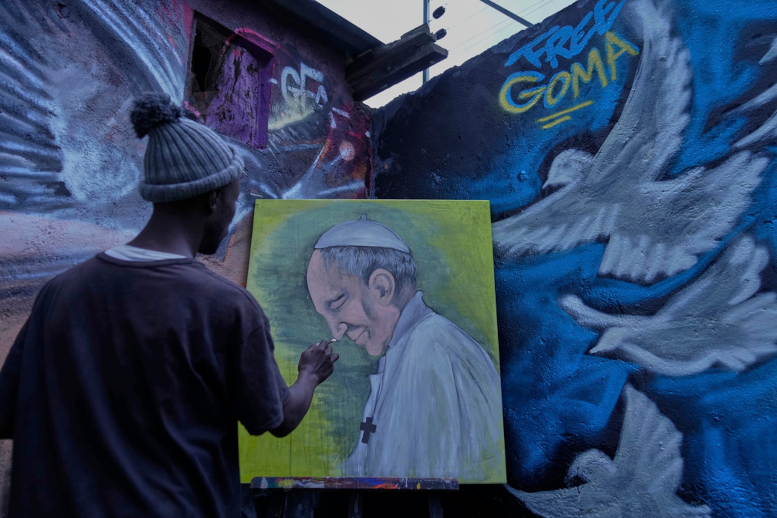 En la ciudad de Nairobi, Kenya, un grafitero pinta una imagen del papa en un canvas.