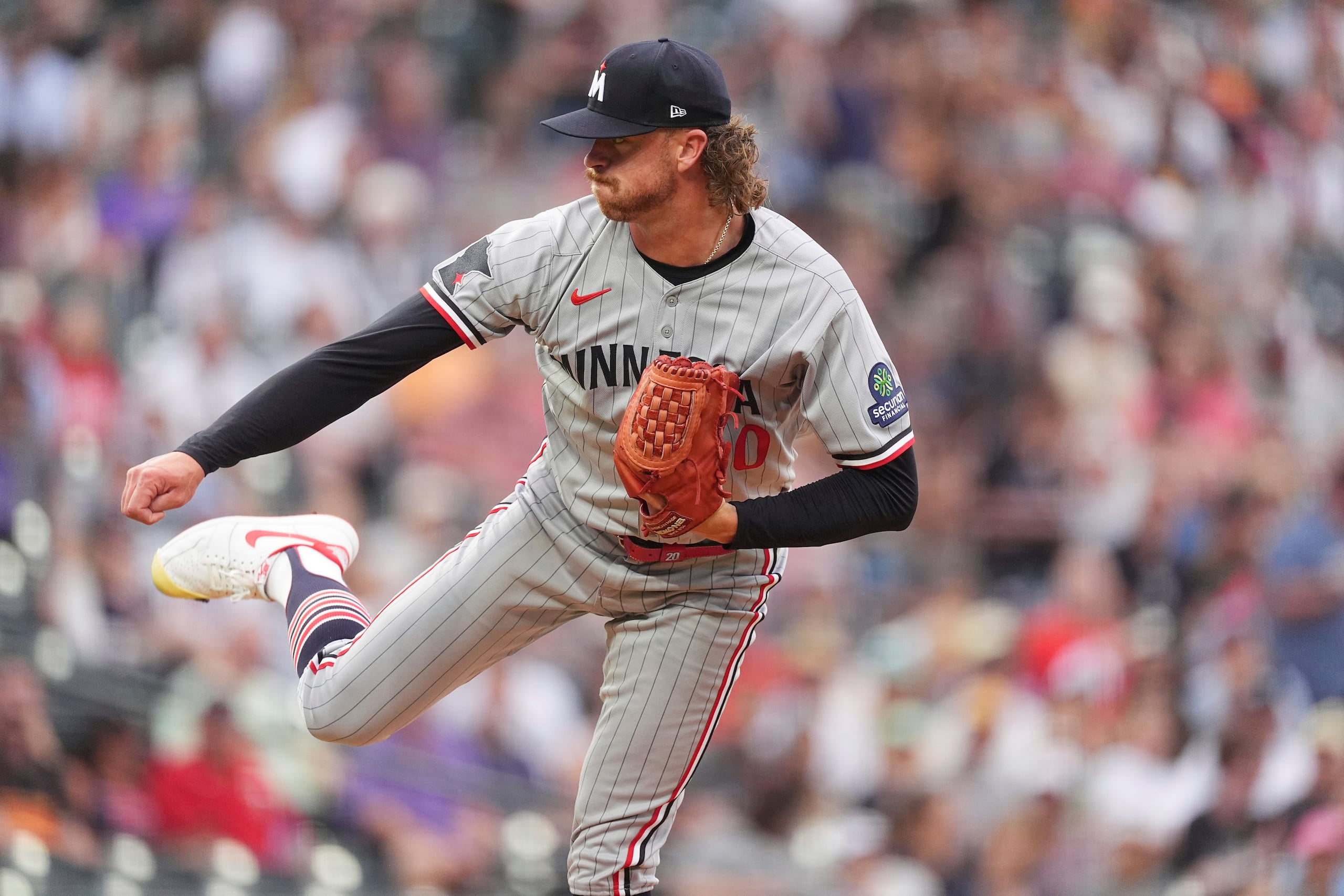 Chris Paddack, abridor de los Twins de Minnesota, trabaja frente a los Rockies de Colorado en la primera entrada del juego de béisbol de Grandes Ligas, el viernes 18 de julio de 2025, en Denver. (AP Foto/David Zalubowski)
