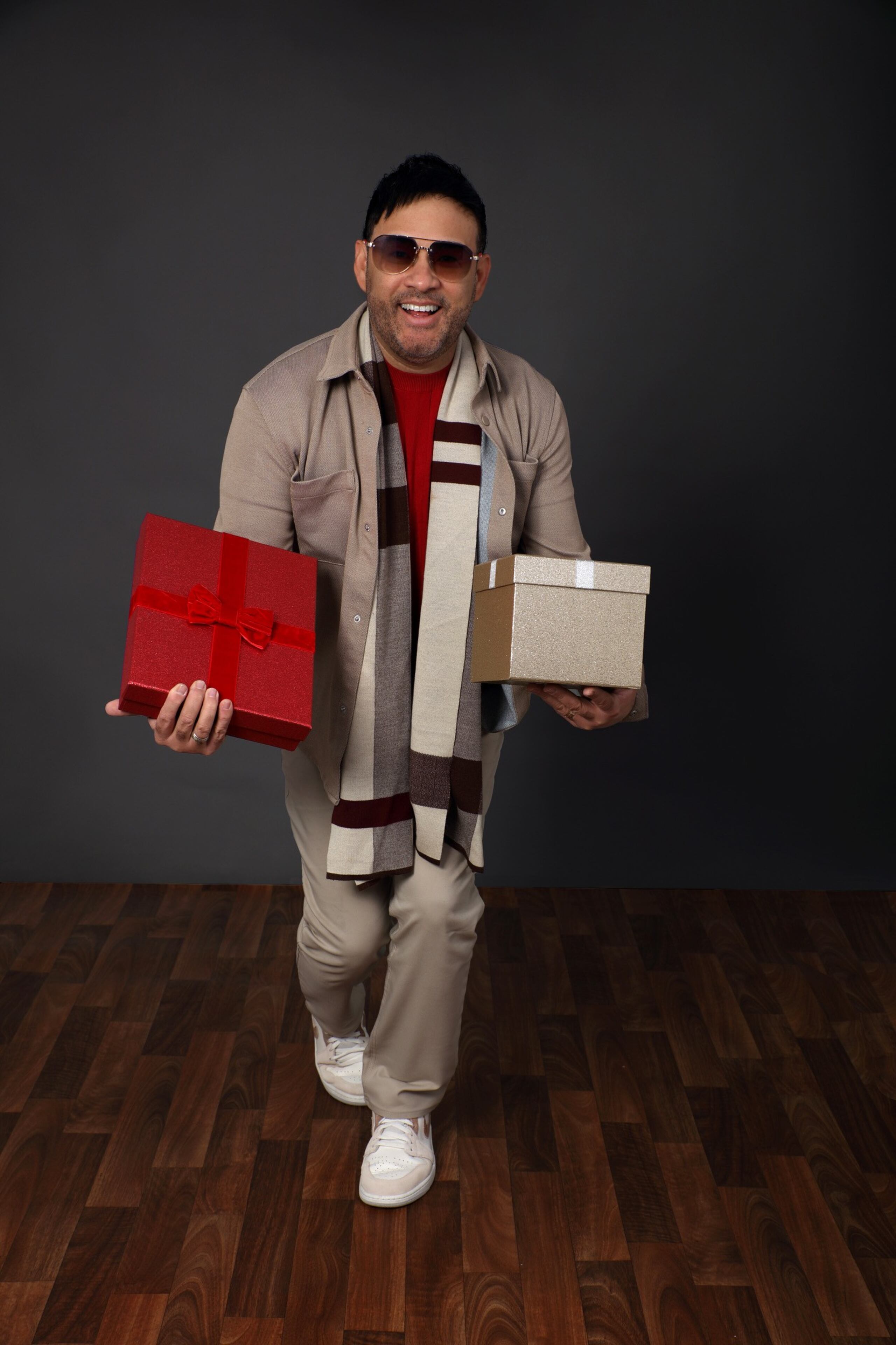 La canción fusiona tres ritmos: salsa, plena y merengue.