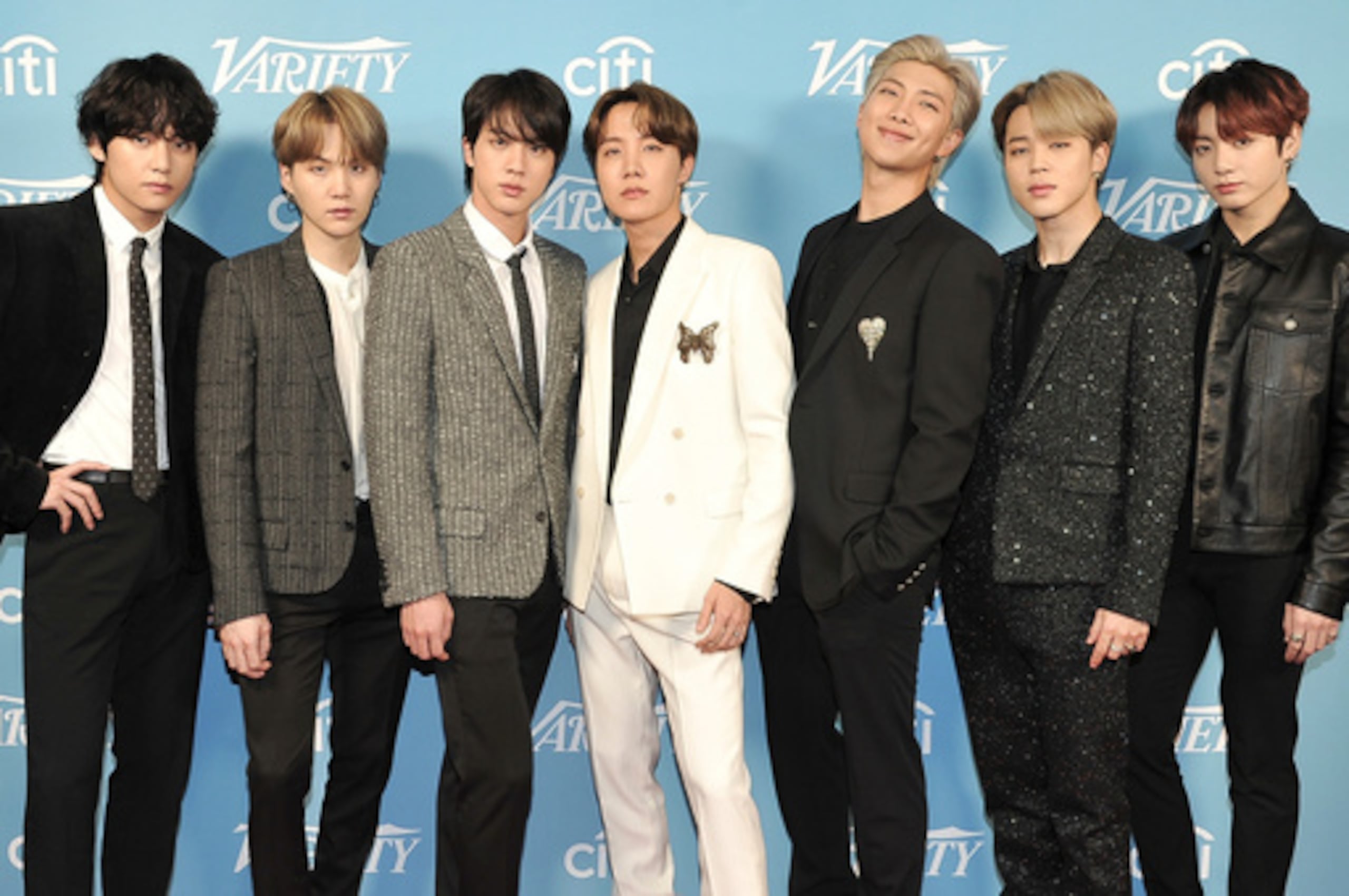 ARCHIVO - El grupo de K-pop BTS asiste al «Hitmakers Brunch» de Variety de 2019 en West Hollywood, California, el 7 de diciembre de 2019. (Foto de Richard Shotwell/Invision/AP, archivo)