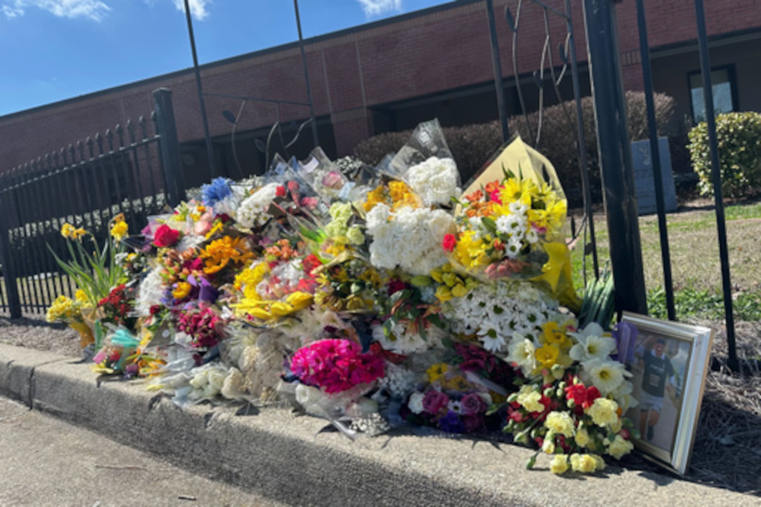 Flores a lo largo de una valla fuera de North Hall High School en Gainesville, Georgia, el lunes, 9 de marzo de 2026. (AP Photo/Emilie Megnien)