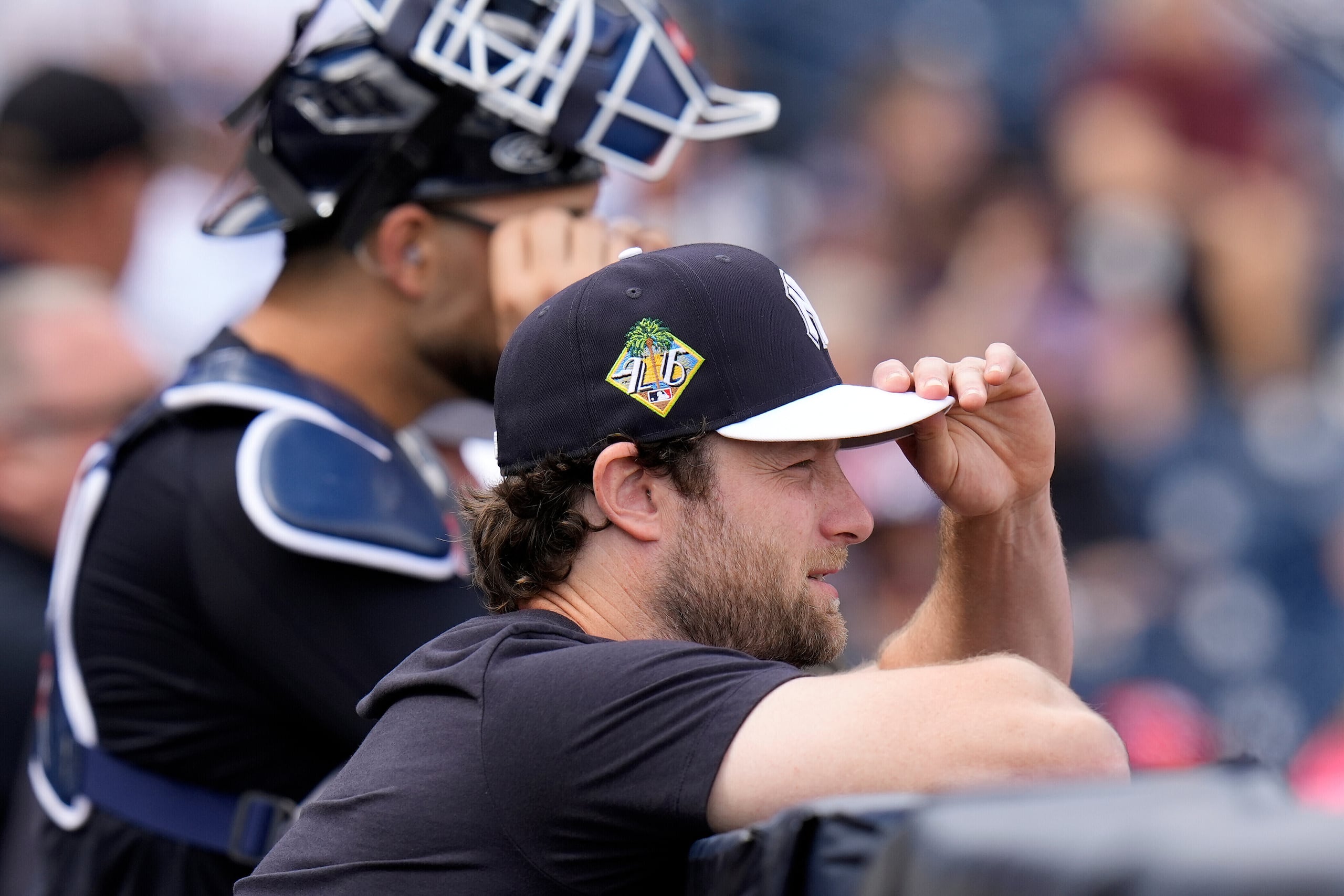El lanzador de los Yankees de Nueva York, Gerrit Cole, observa la práctica de bateo durante un entrenamiento de béisbol de pretemporada el lunes 16 de febrero de 2026, en Tampa, Florida. (Foto AP/Chris O'Meara)