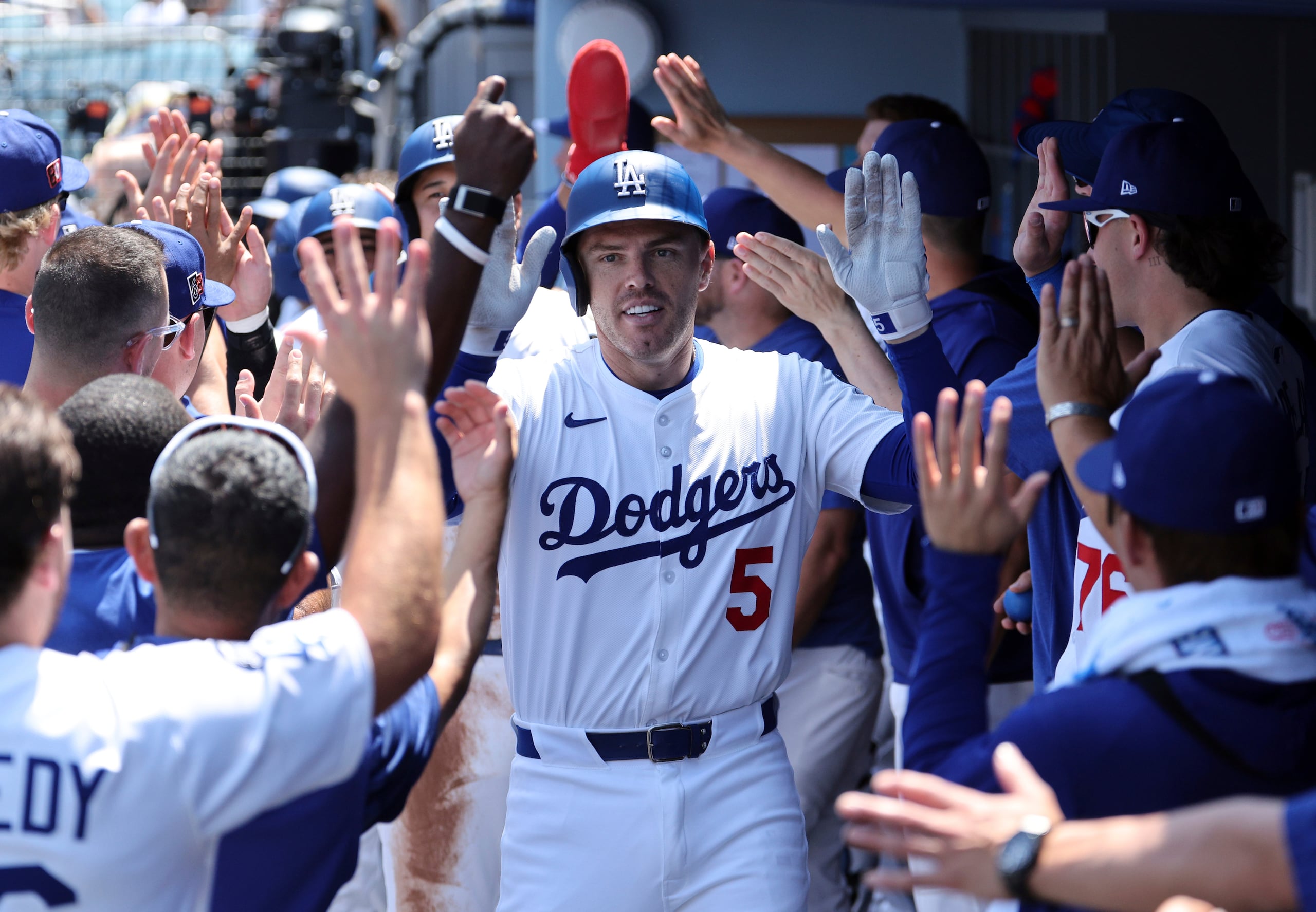 Freddie Freeman, de los Dodgers de Los Ángeles, es felicitado en el dugout después de conectar un jonrón de tres carreras para anotar a Shohei Ohtani y Mookie Betts contra el lanzador de los Padres de San Diego, Yu Darvish, durante la primera entrada de un juego de béisbol, el domingo 17 de agosto de 2025, en Los Ángeles. (AP Photo/Kevork Djansezian)