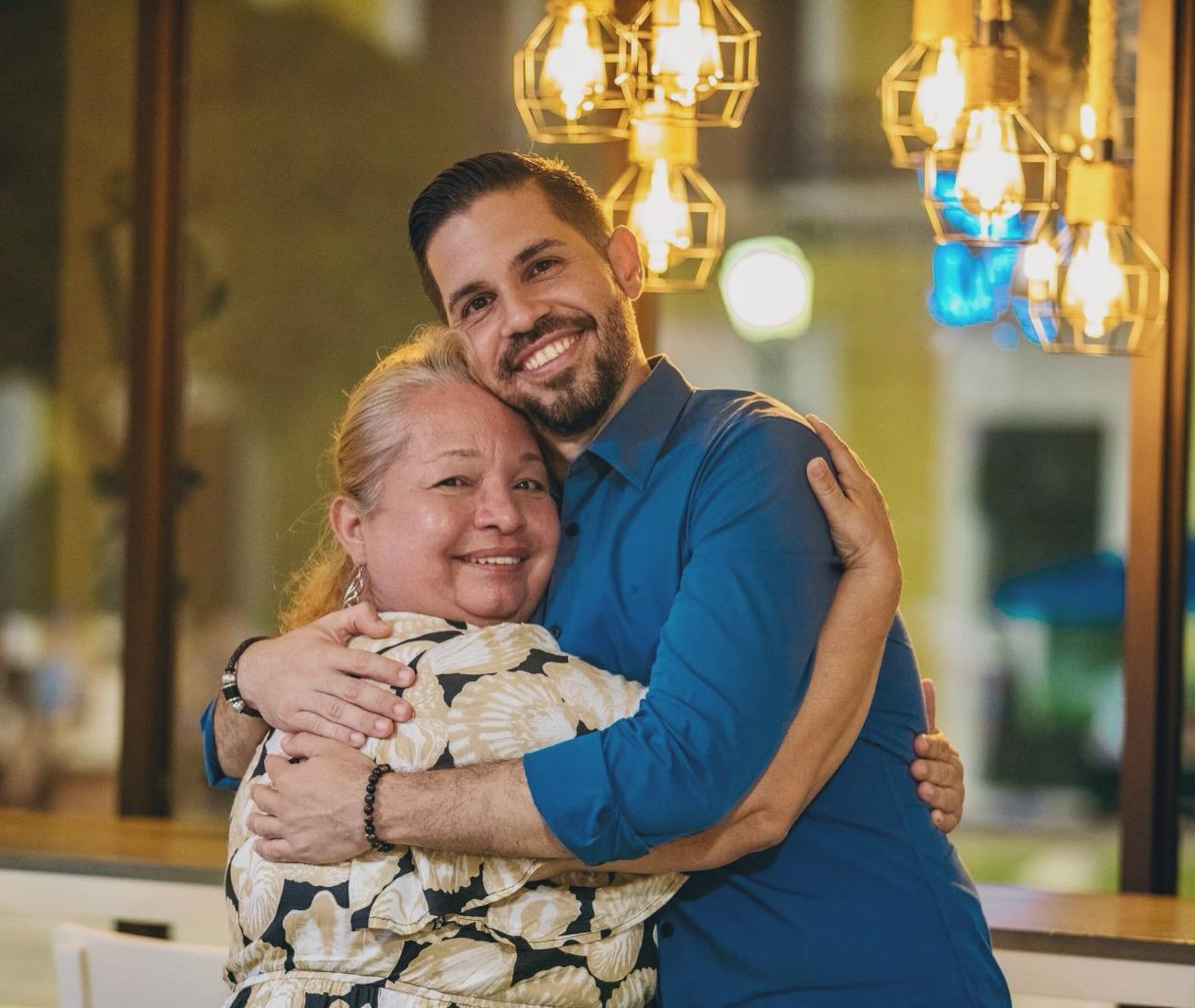 El alcalde de San Germán, junto a su madre, doña Margarita.