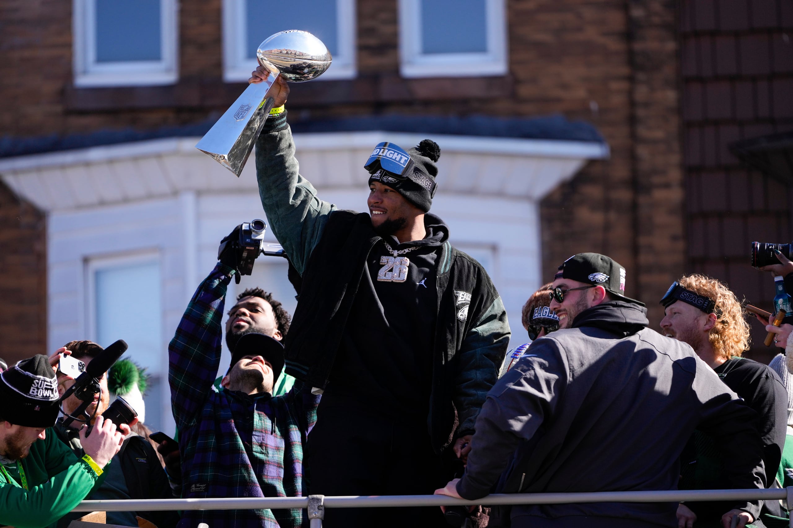 Saquon Barkley celebra en el desfile los Eagles de Filadelfia, tras ganar el Super Bowl LIX.