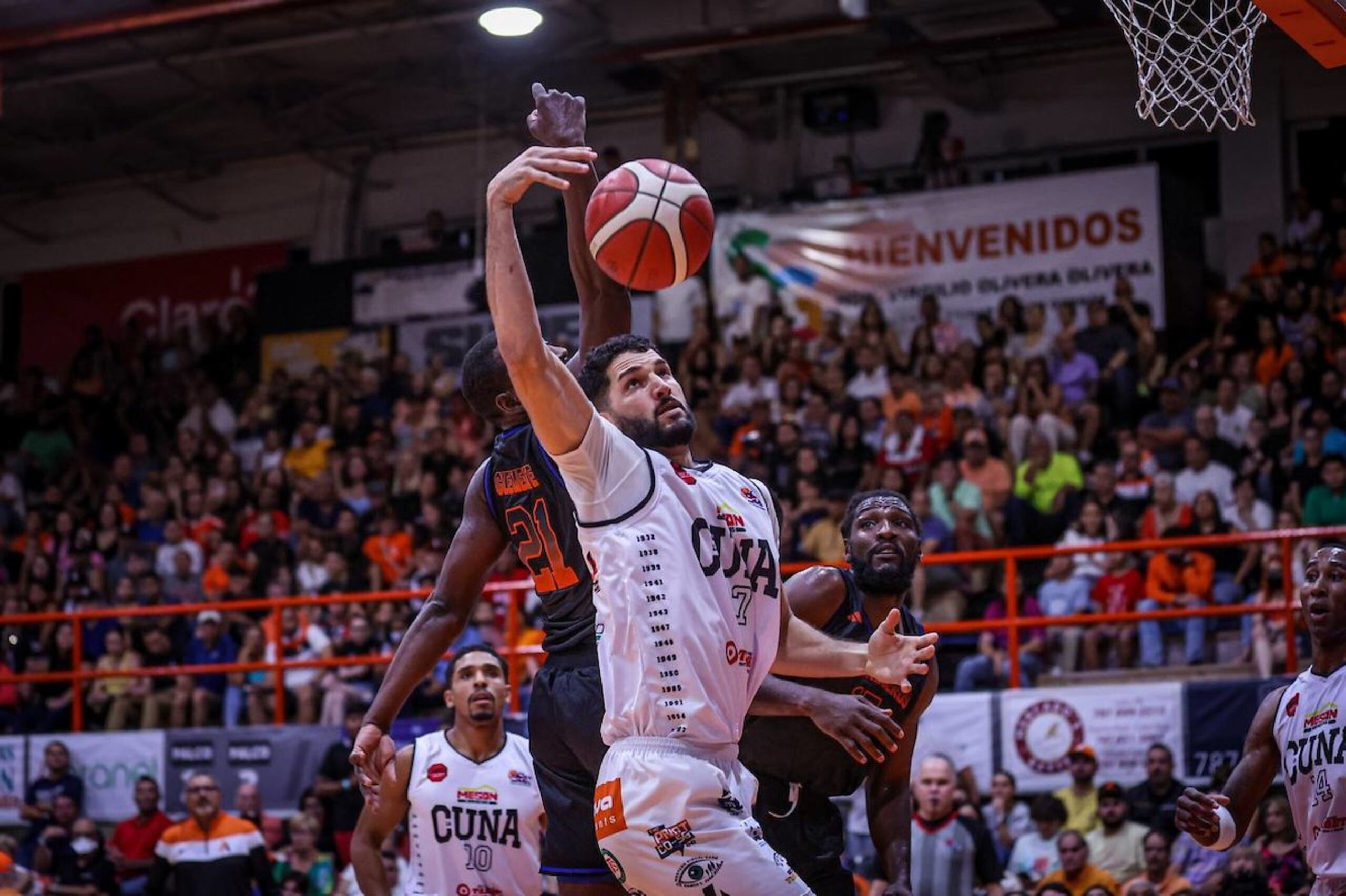 Josué Erazo, delantero de los Atléticos de San Germán.