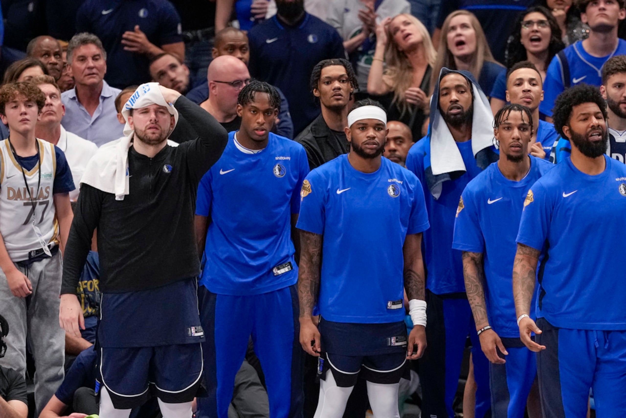 Luka Doncic (izquierda) cometió cuatro faltas personales en el cuarto periodo del tercer juego.
