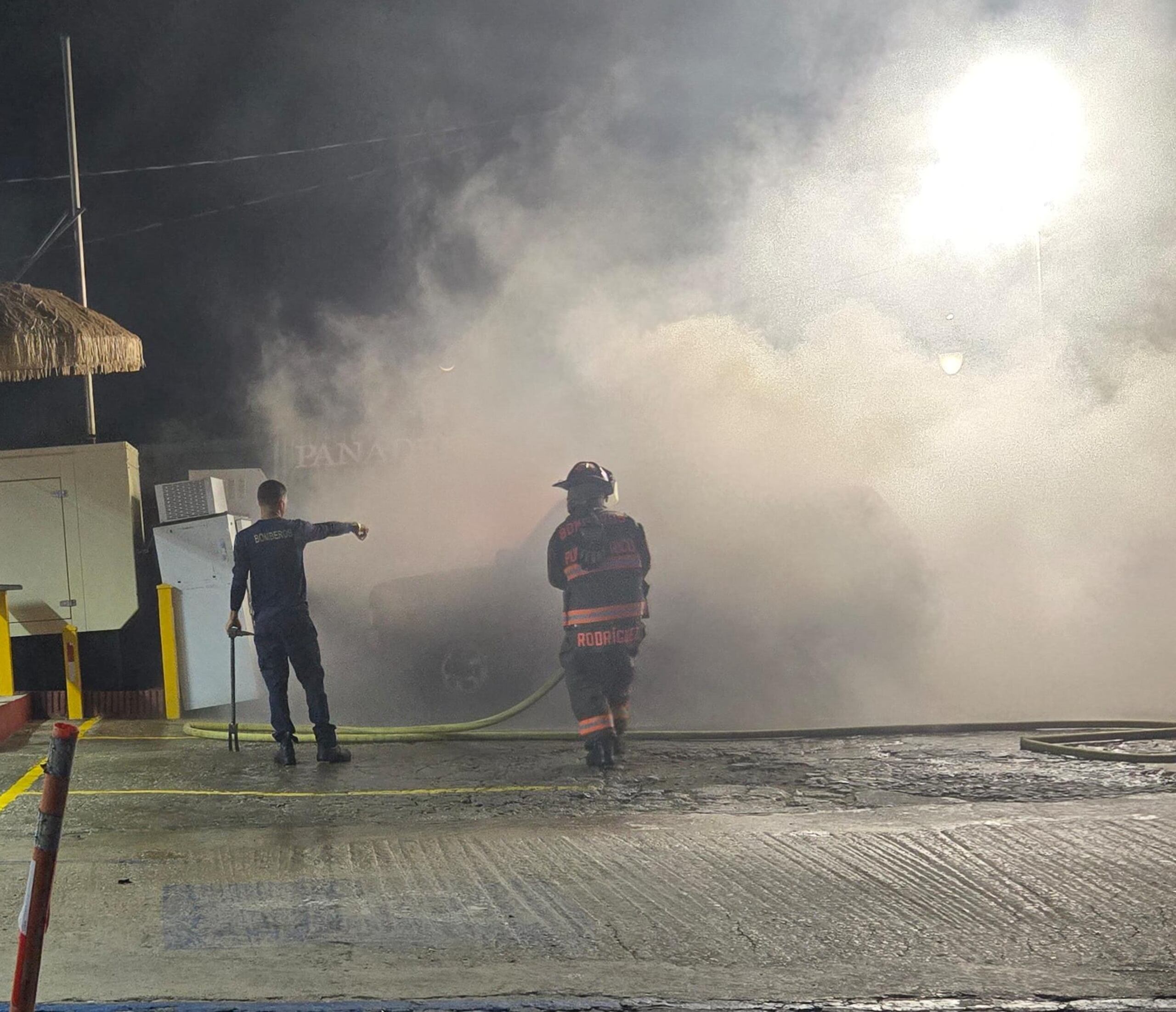 Una guagua se incendió por aparentes problemas mecánicos en la carretera PR-144 kilómetro 3.2, frente a la panadería Santa Clara en el pueblo de Jayuya.