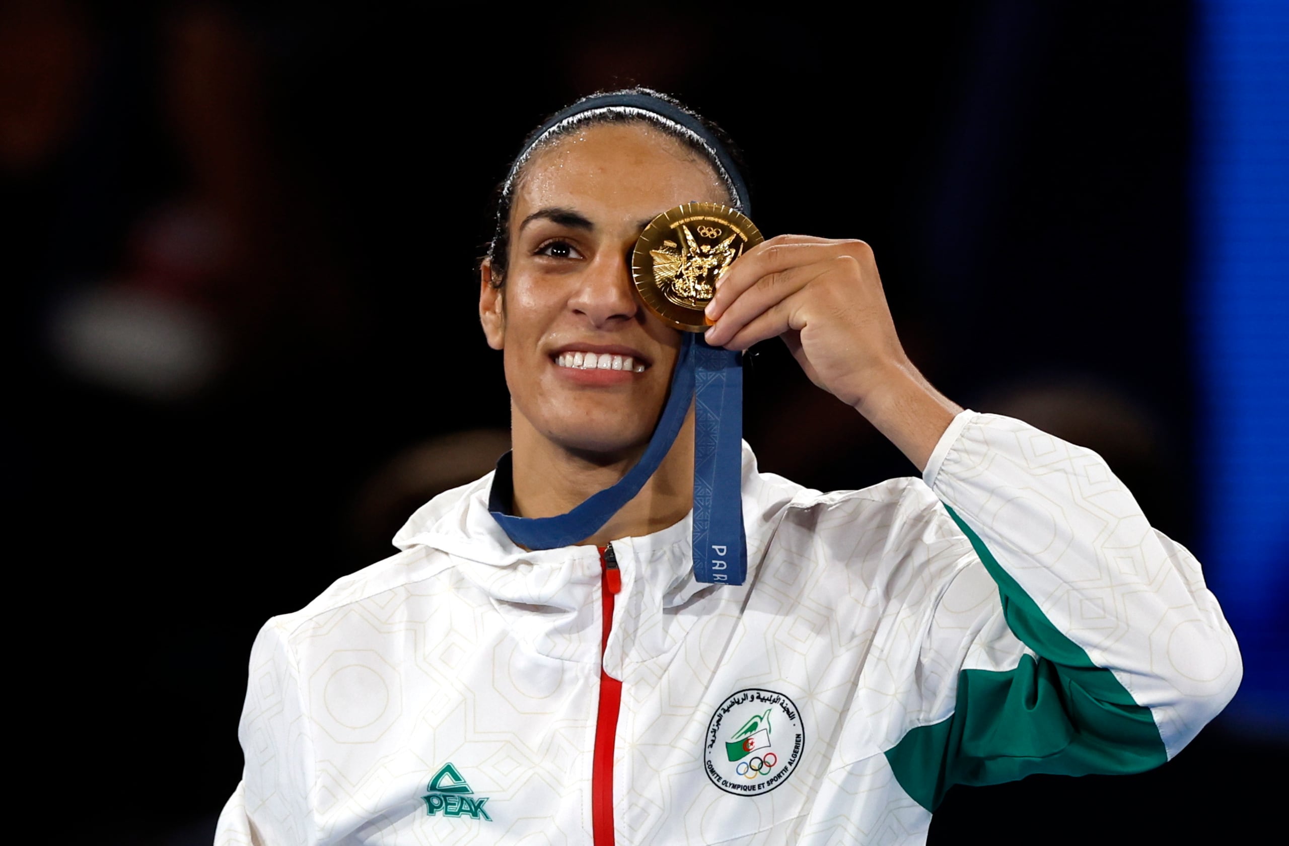 La ganadora de la medalla de oro, Imane Khelif, de Argelia, posa en el podio de la categoría final femenina de 66 kg de las competiciones de boxeo de los Juegos Olímpicos de París 2024 en Roland Garros en París (Francia). EFE/Mast Irham