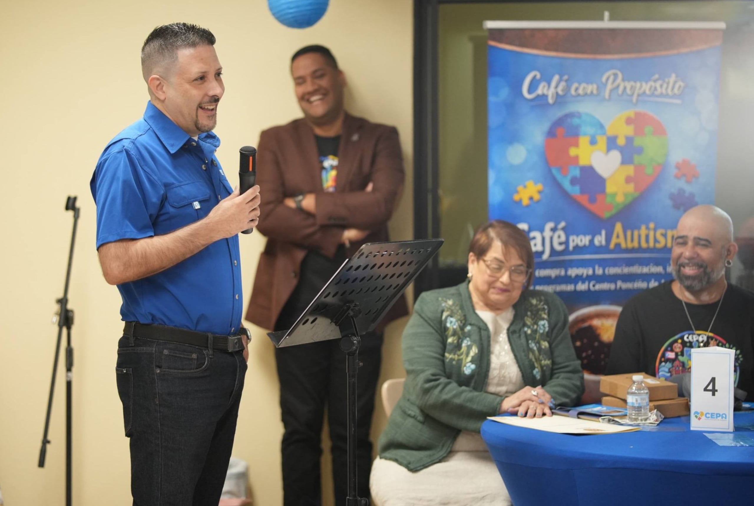 Carlos Cruz ofrece su testimonio durante la inauguración de las nuevas instalaciones del Centro Ponceño de Autismo.