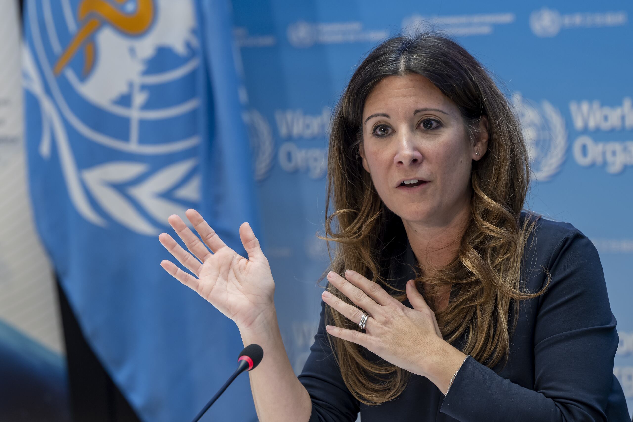 La especialista explicó que para entender mejor la enfermedad y cómo se está transmitiendo se deben hacer mayores esfuerzos, de modo que se pueda reducir el riesgo de infección entre animales y de éstos a los humanos.