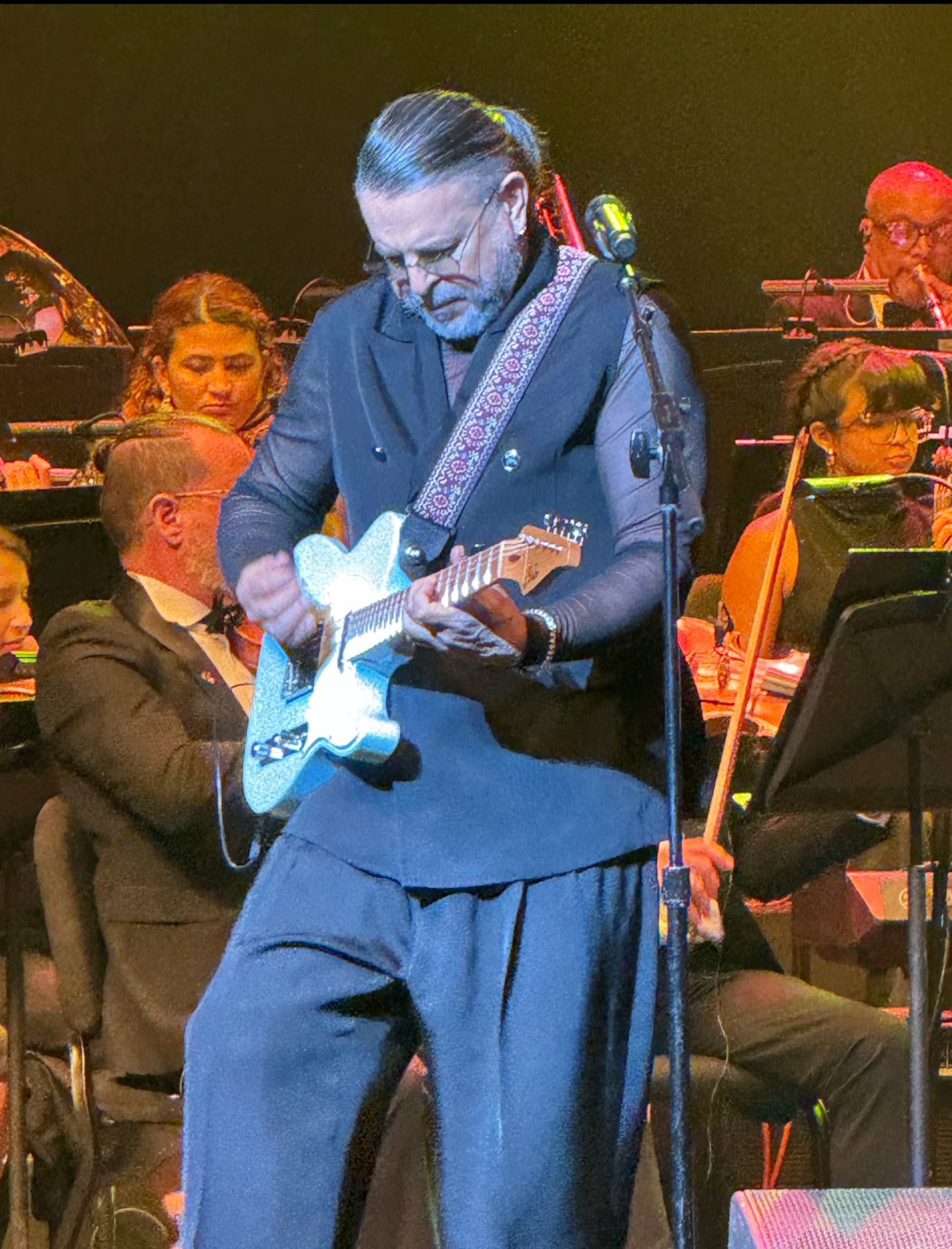 Además de cantar y tocar percusión, Luis Enrique demostró su habilidad como guitarrista.