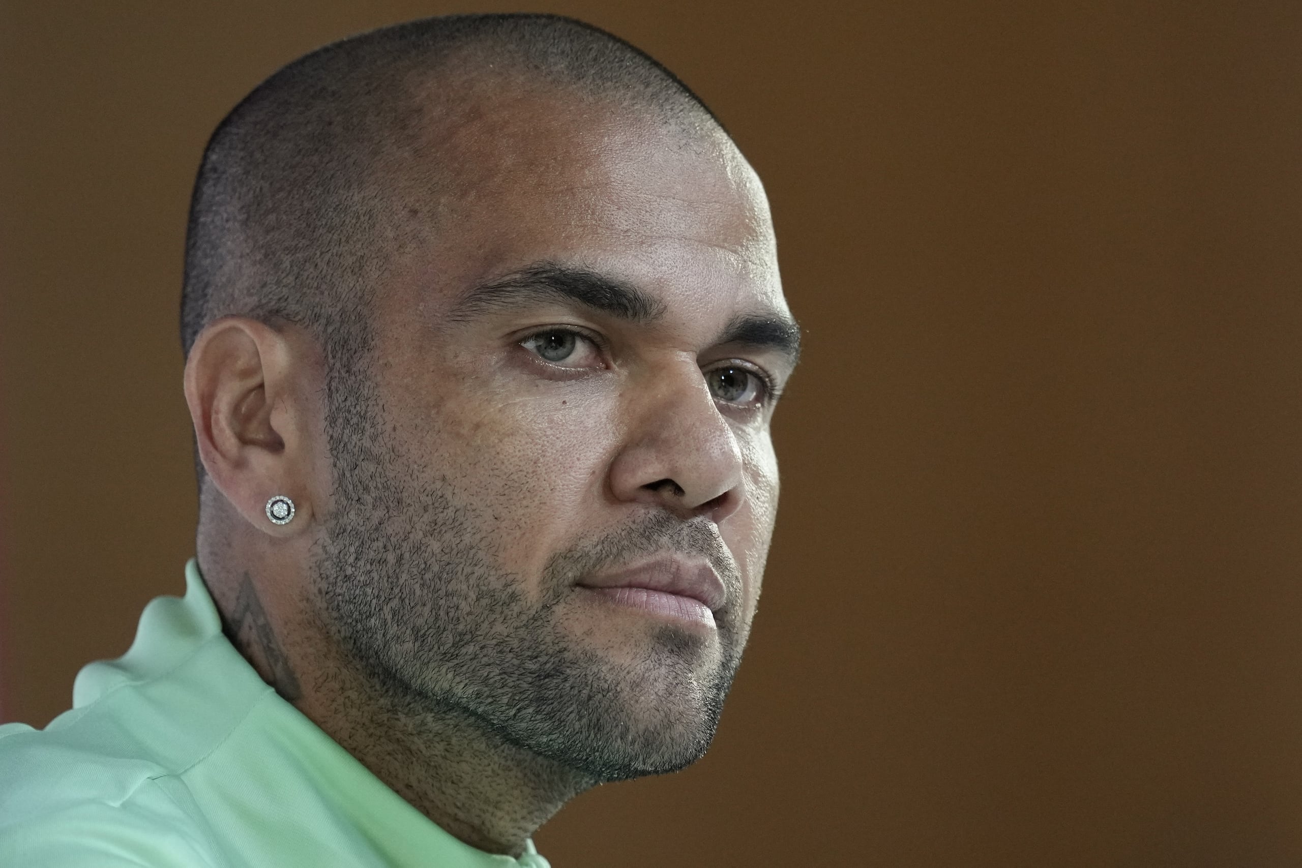 En esta imagen de archivo, el futbolista brasileño Dani Alves escucha una pregunta durante una conferencia de prensa antes de un partido del Grupo G del Mundial de Qatar entre Brasil y Camerún, en Doha, Qatar, el 1 de diciembre de 2022.