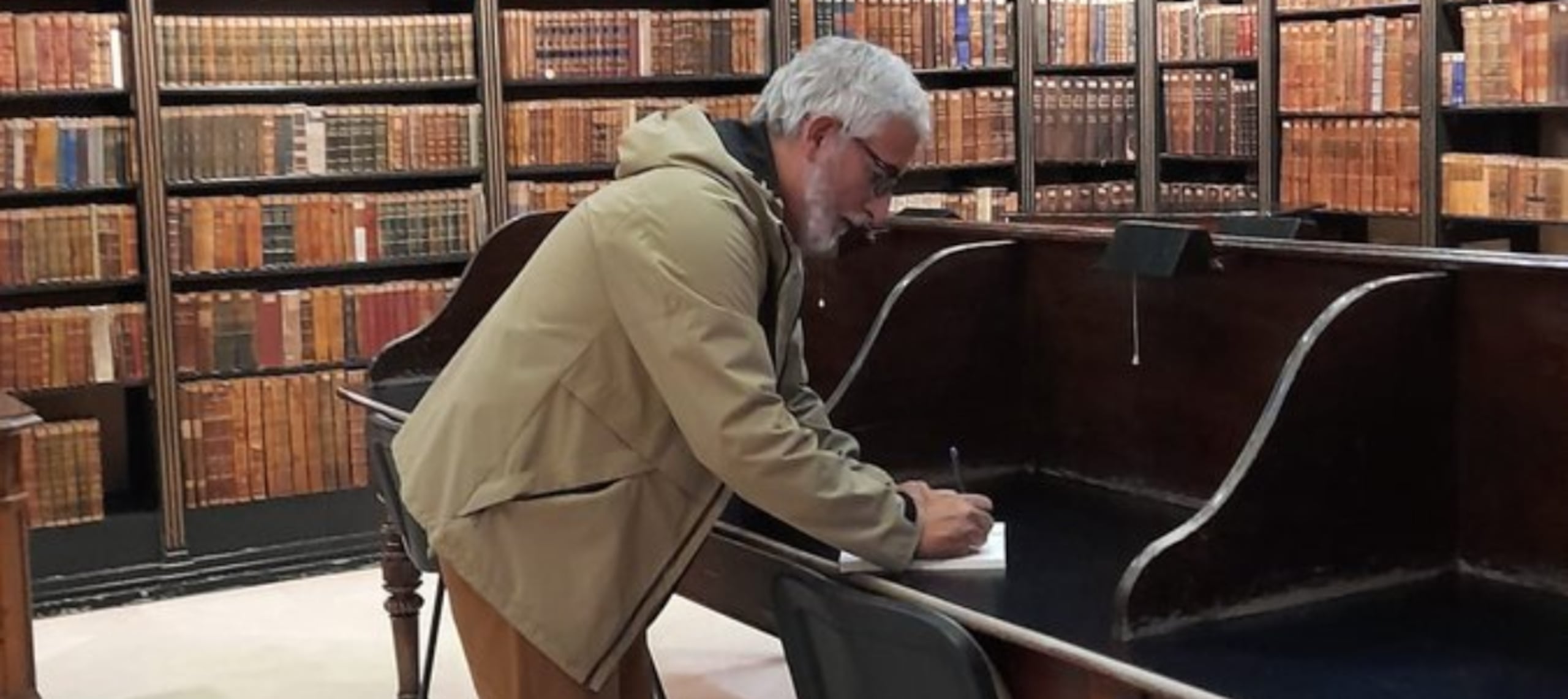 Solo llegó su mamá a la presentación de su libro.