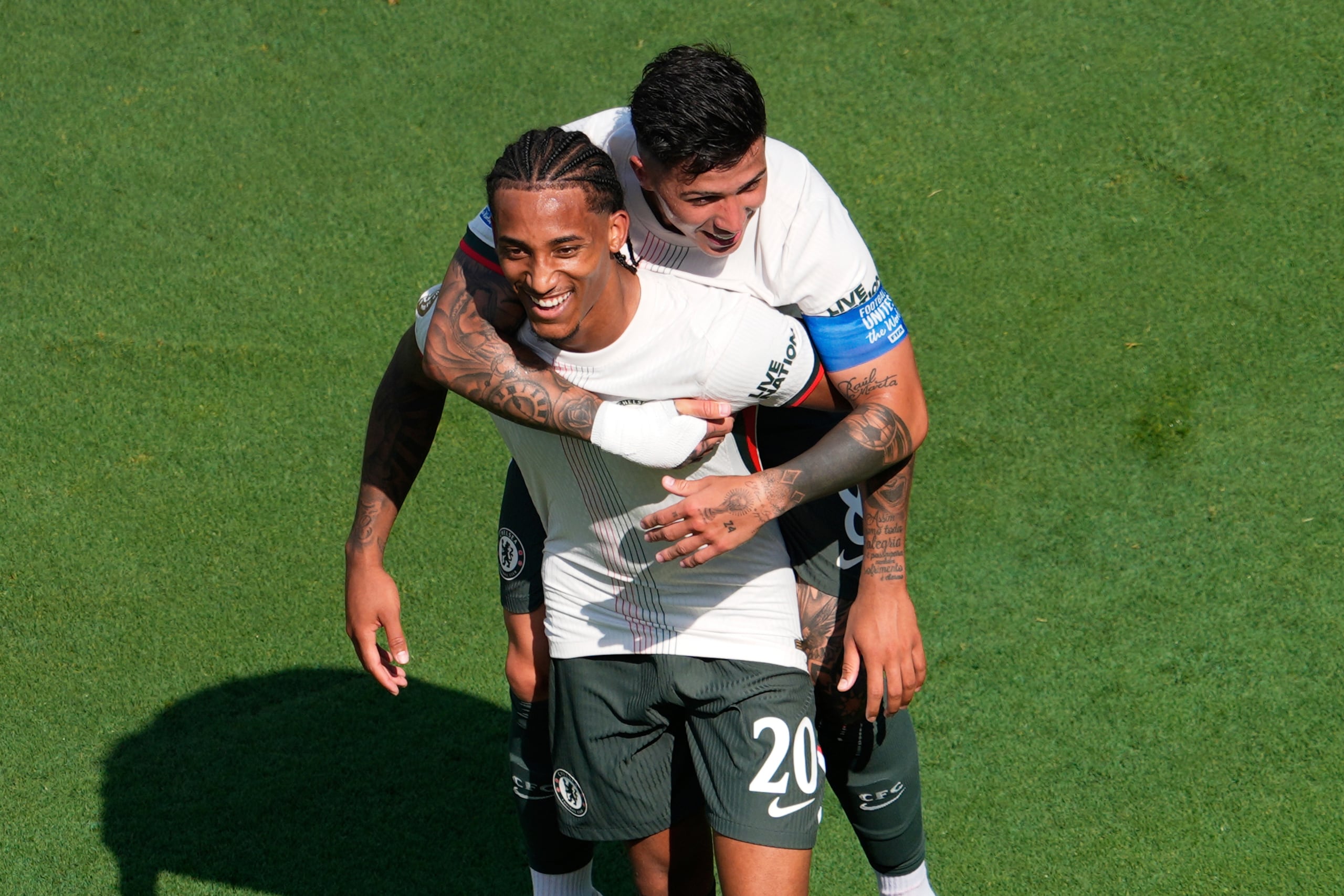 João Pedro (20) celebra con Enzo Fernández tras anotar el segundo gol de Chelsea en la victoria 2-0 ante Fluminense en las semifinales del Mundial de Clubes.