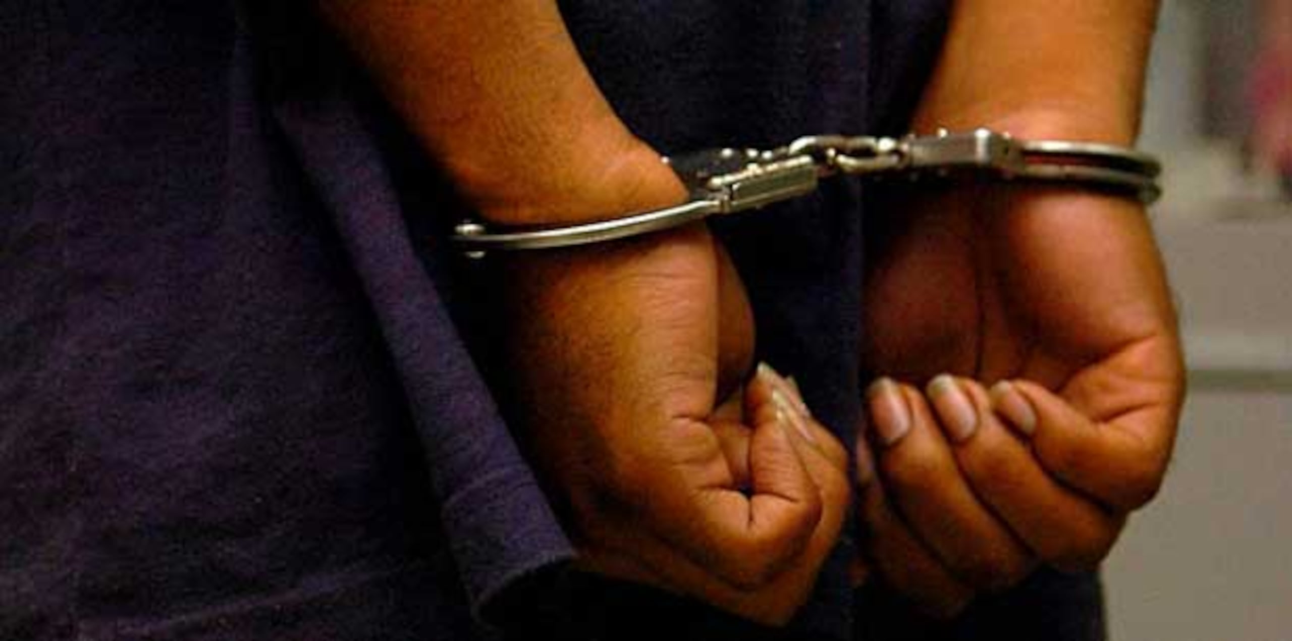 Torres Rodríguez, quien se encuentra sumariado en la cárcel de Bayamón, llegó a esposado a la sala 102 en medio de la vista. (Archivo)