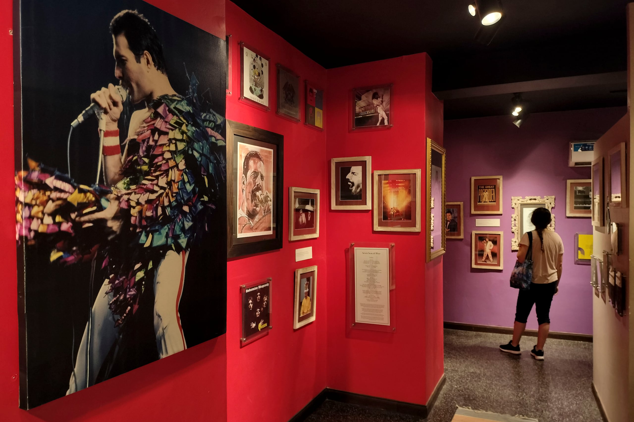 Turistas visitan el Museo Freddie Mercury en Zanzíbar. Mucho antes de su inconfundible bigote, los macroconciertos y canciones inolvidables como 'Bohemian Rhapsody', Freddie Mercury -vocalista de la legendaria banda británica Queen- fue Farrokh Bulsara, un niño nacido hace ochenta años en la paradisiaca isla tanzana de Zanzíbar en el océano Índico. EFE/Pedro Alonso