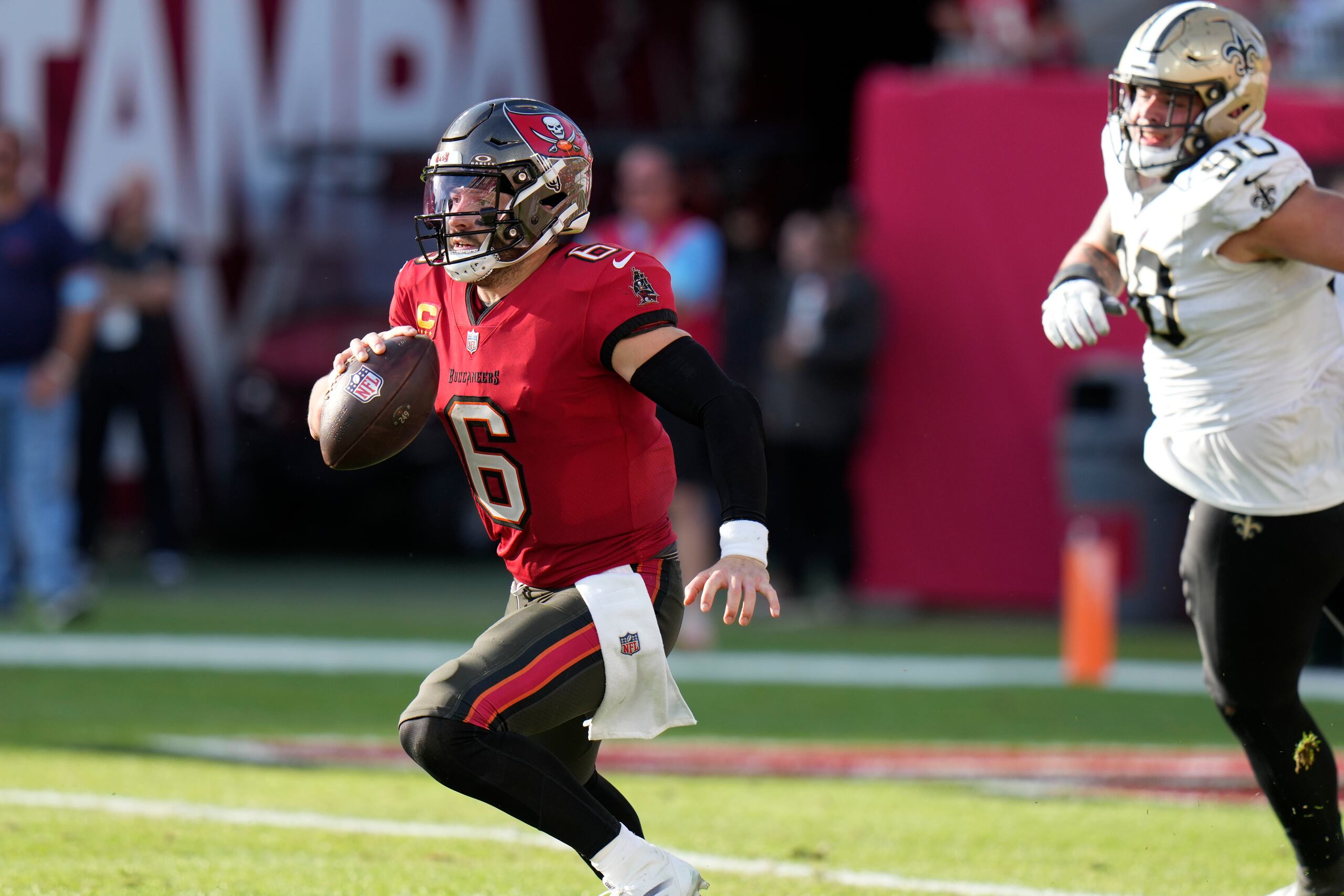 El quarterback de los Buccaneers de Tampa Bay Baker Mayfield corre con el balón en el encuentro ante los Saints de Nueva Orleans el domingo 5 de enero del 2025.