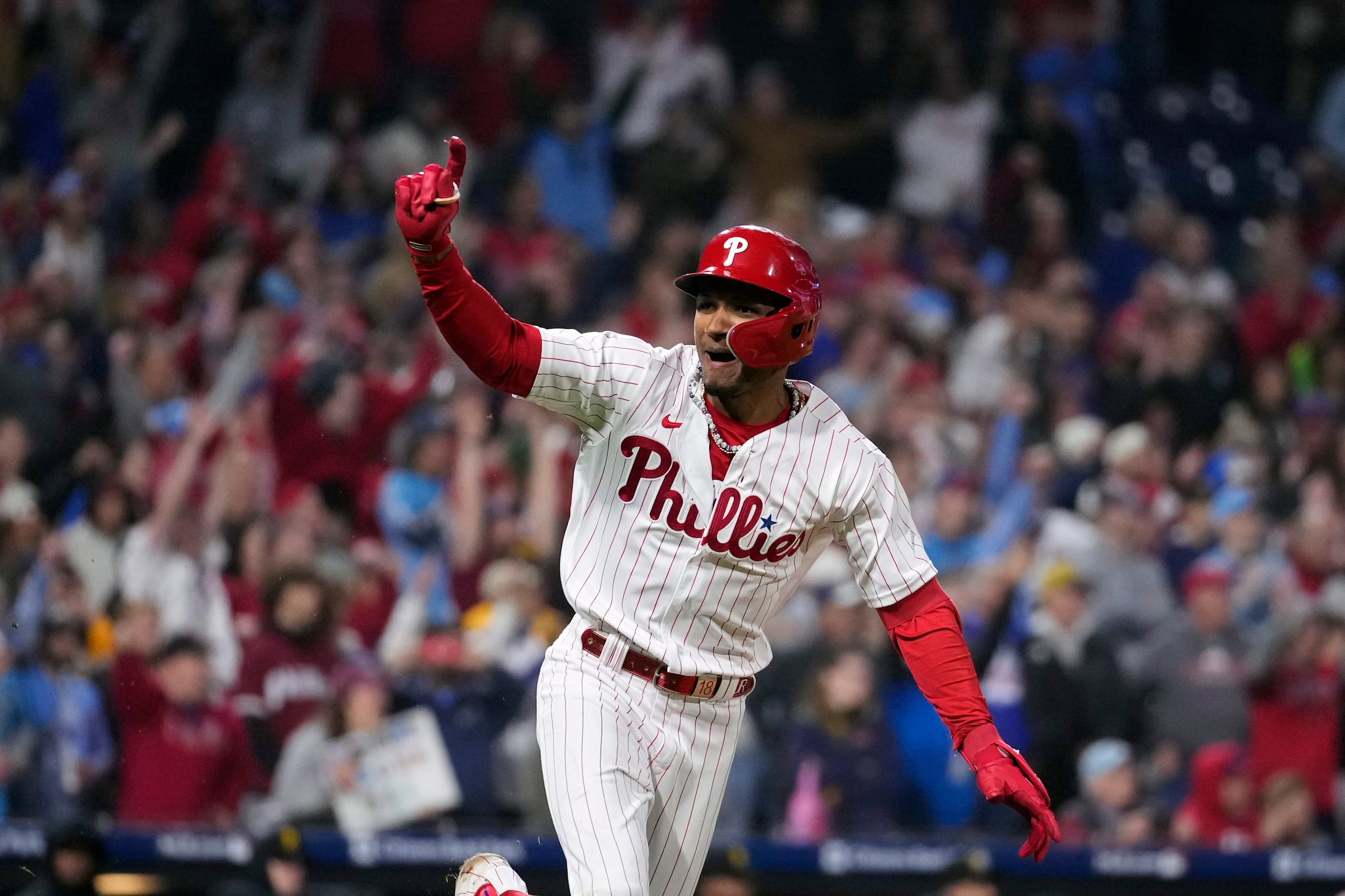 El dominicano Johan Rojas, de los Phillies de Filadelfia, festeja luego de conectar un sencillo que significó el triunfo ante los Pirates de Pittsburgh.