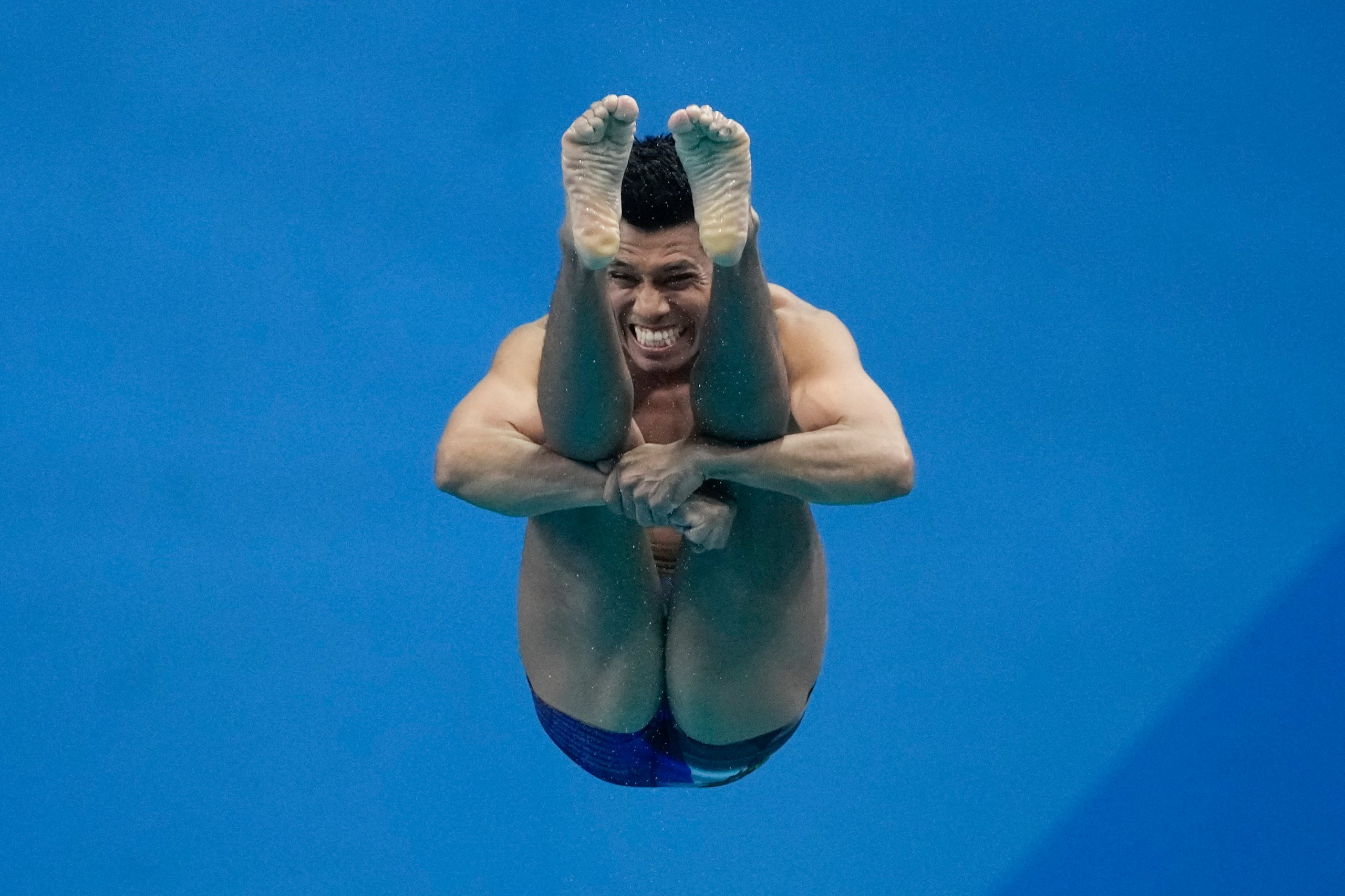 El dominicano Jonathan Ruvalcaba compite en el trampolín de un metro de los Juegos Panamericanos en Santiago, Chile, el sábado 21 de octubre de 2023. (AP Foto/Eduardo Verdugo)
