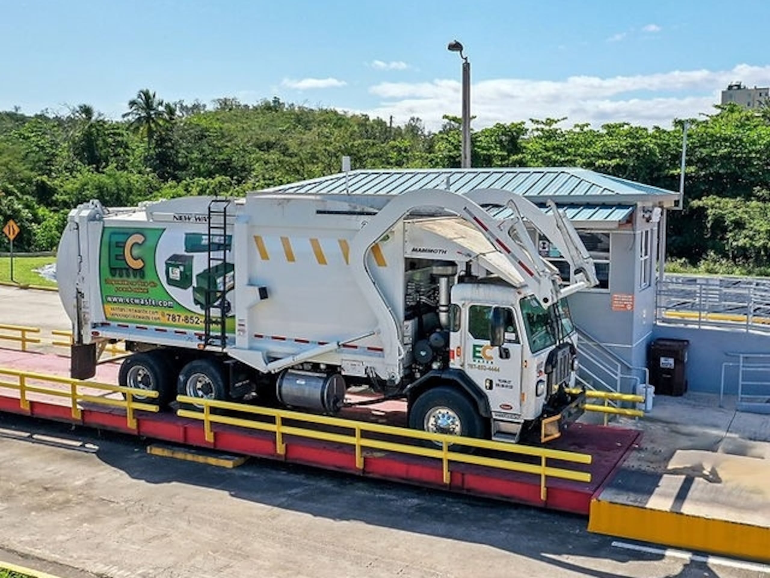 EC WASTE es el proveedor de servicios ambientales más antiguo de la isla, y ha evolucionado con cada regulación y desarrollo tecnológico que mejora el medioambiente. Está orgulloso de servir, por más de 60 años, a Puerto Rico.