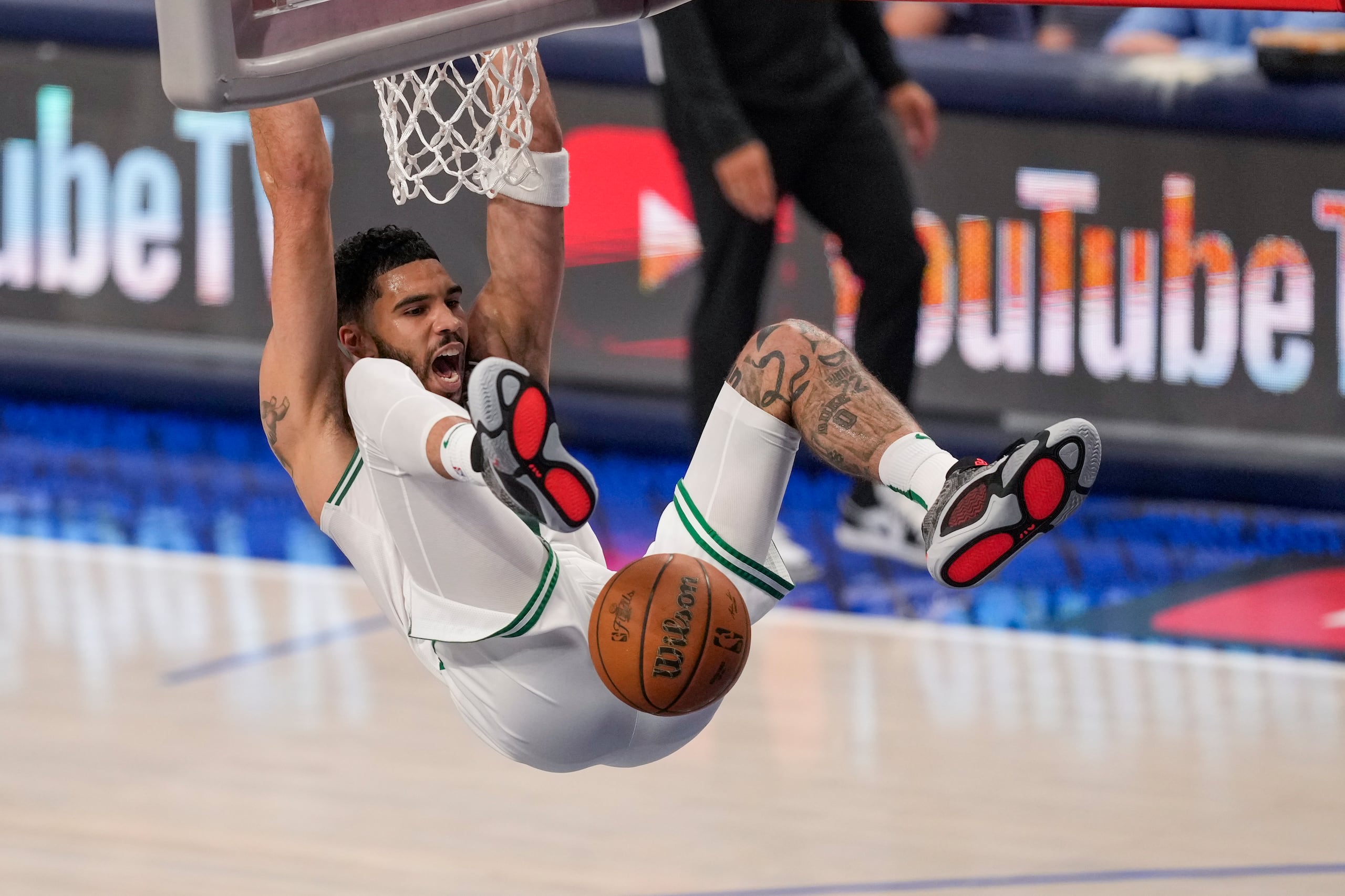 Jayson Tatum, de los Celtics de Boston, logra un enceste ante los Mavericks de Dallas en el tercer partido de la serie final de la NBA.