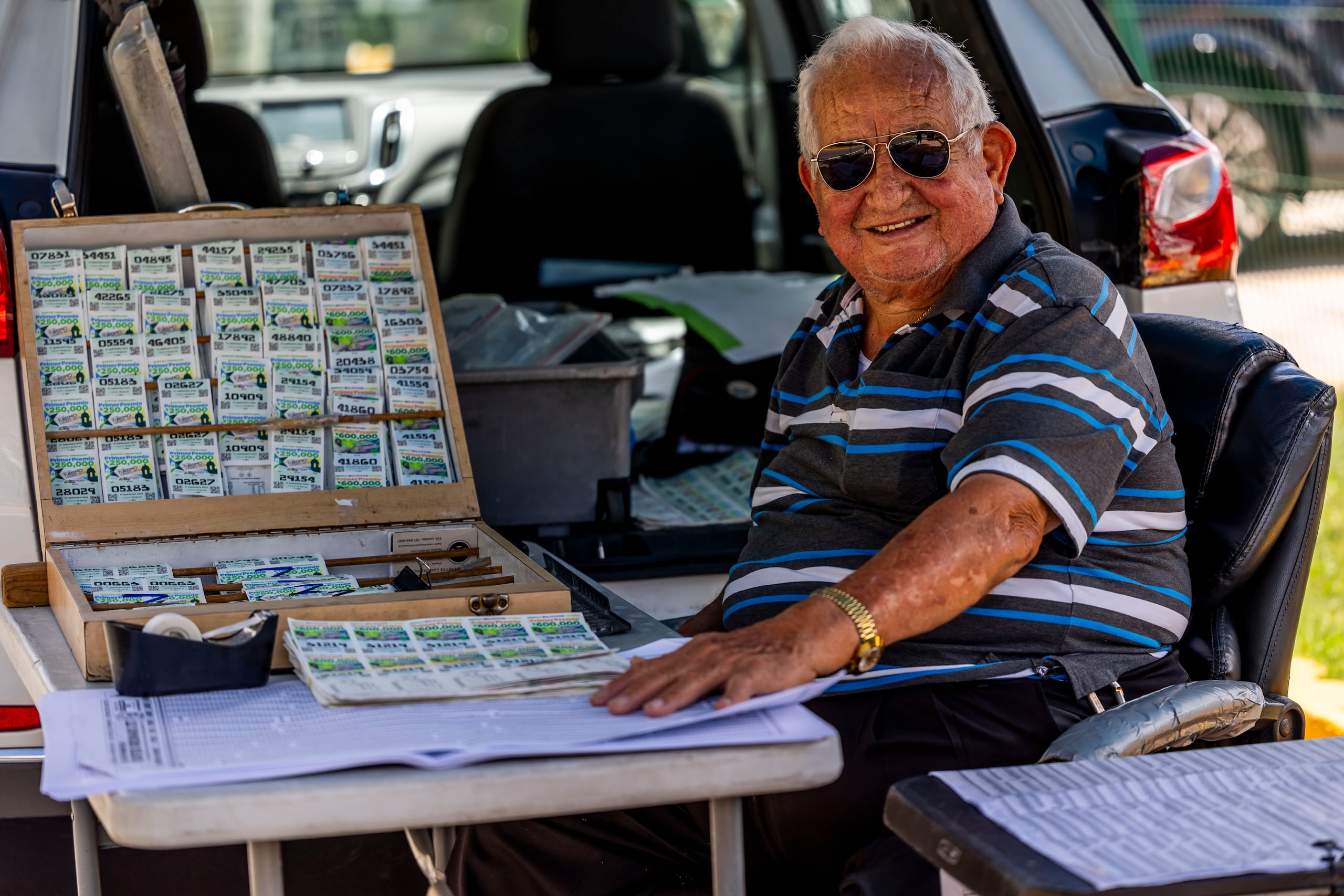 Don Cándido Antonio Vélez ubica su puesto de venta de Lotería Tradicional en la avenida Los Comerciantes, frente al correo de Guaynabo.