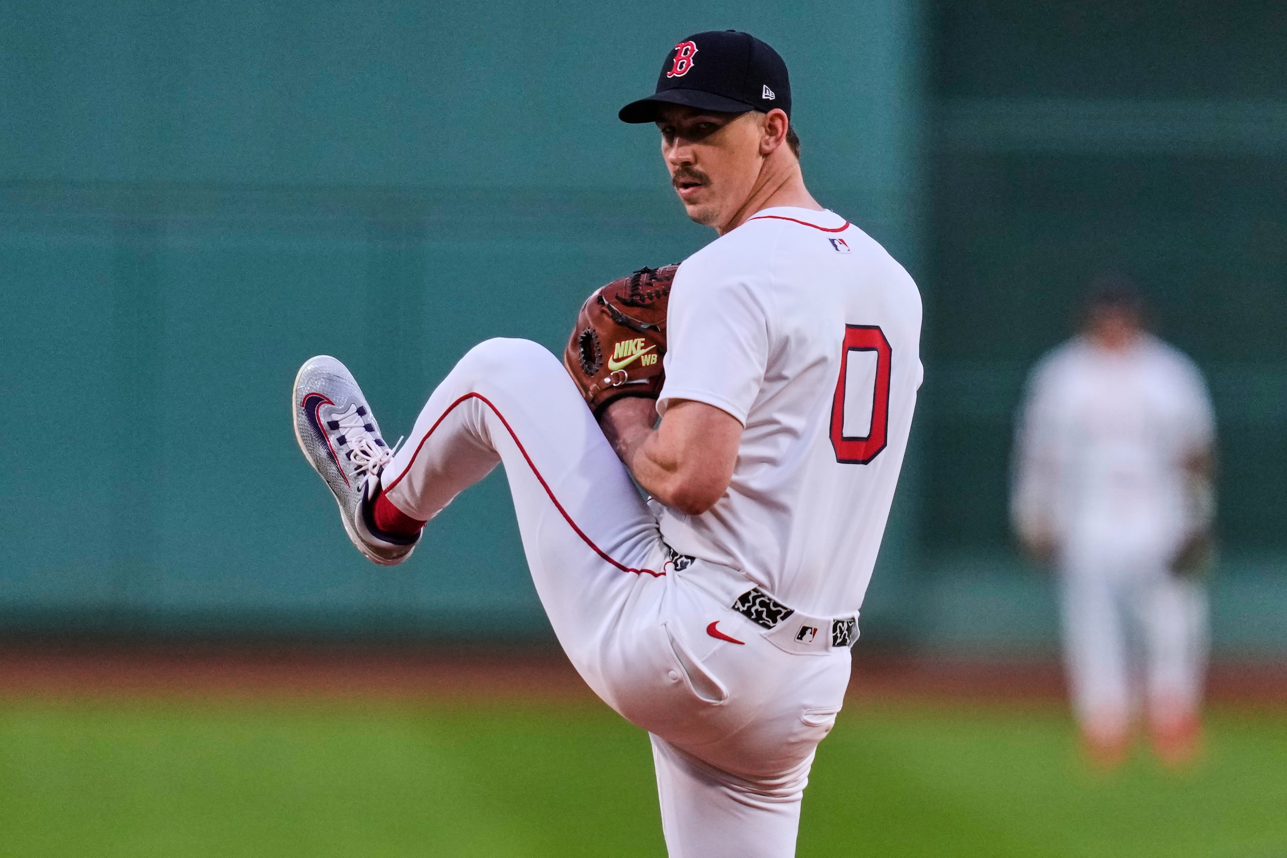 Walker Buehler, de los Red Sox de Boston, trabaja durante la primera entrada del juego de béisbol en contra de los Orioles de Baltimore, el martes 19 de agosto de 2025, en el estadio Fenway Park, en Boston. (AP Foto/Charles Krupa)