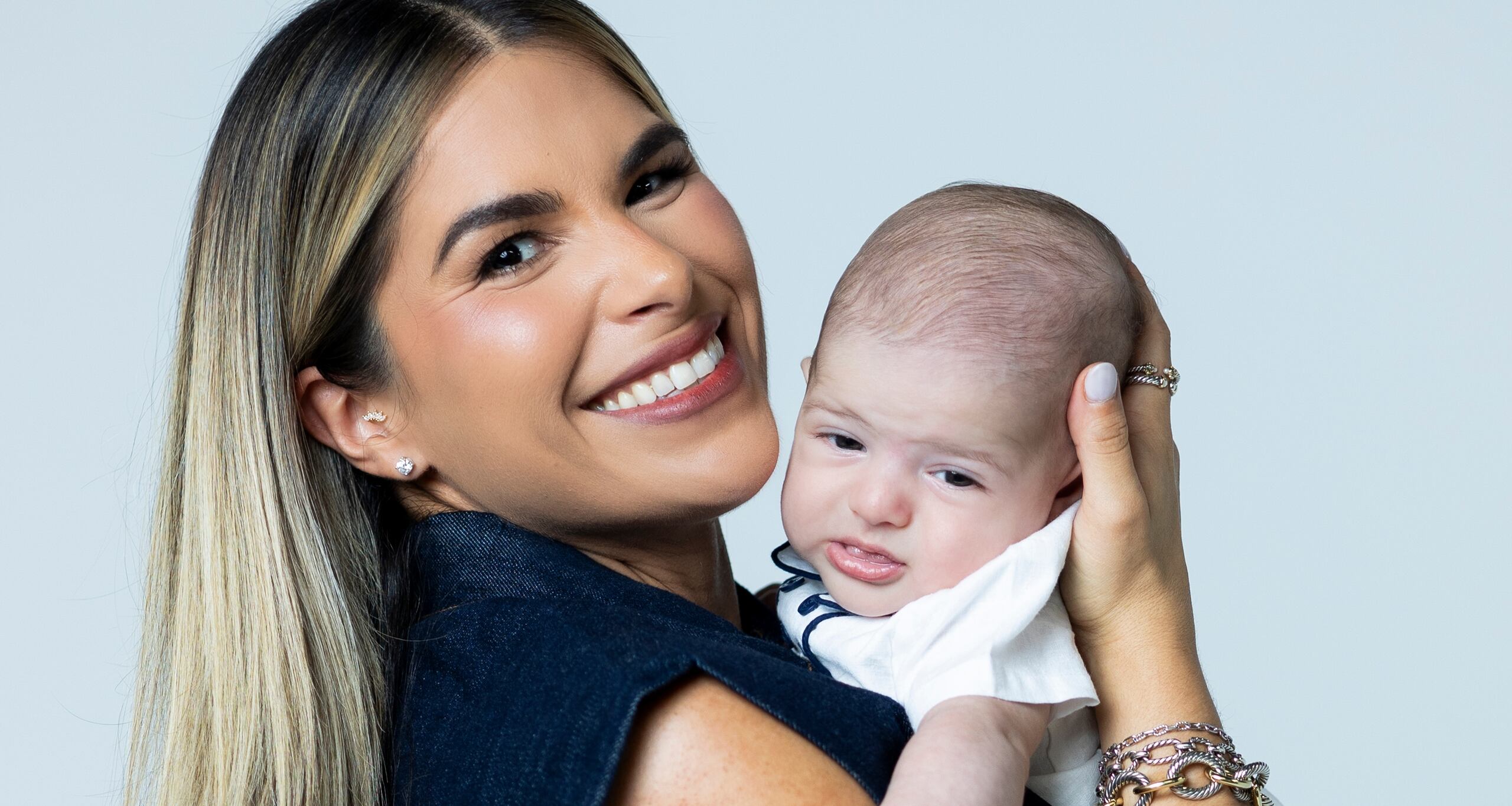 Claudia Serrano, profesional en marketing y creadora de contenido con su hijo Emiliano Andrés Rodríguez Serrano.