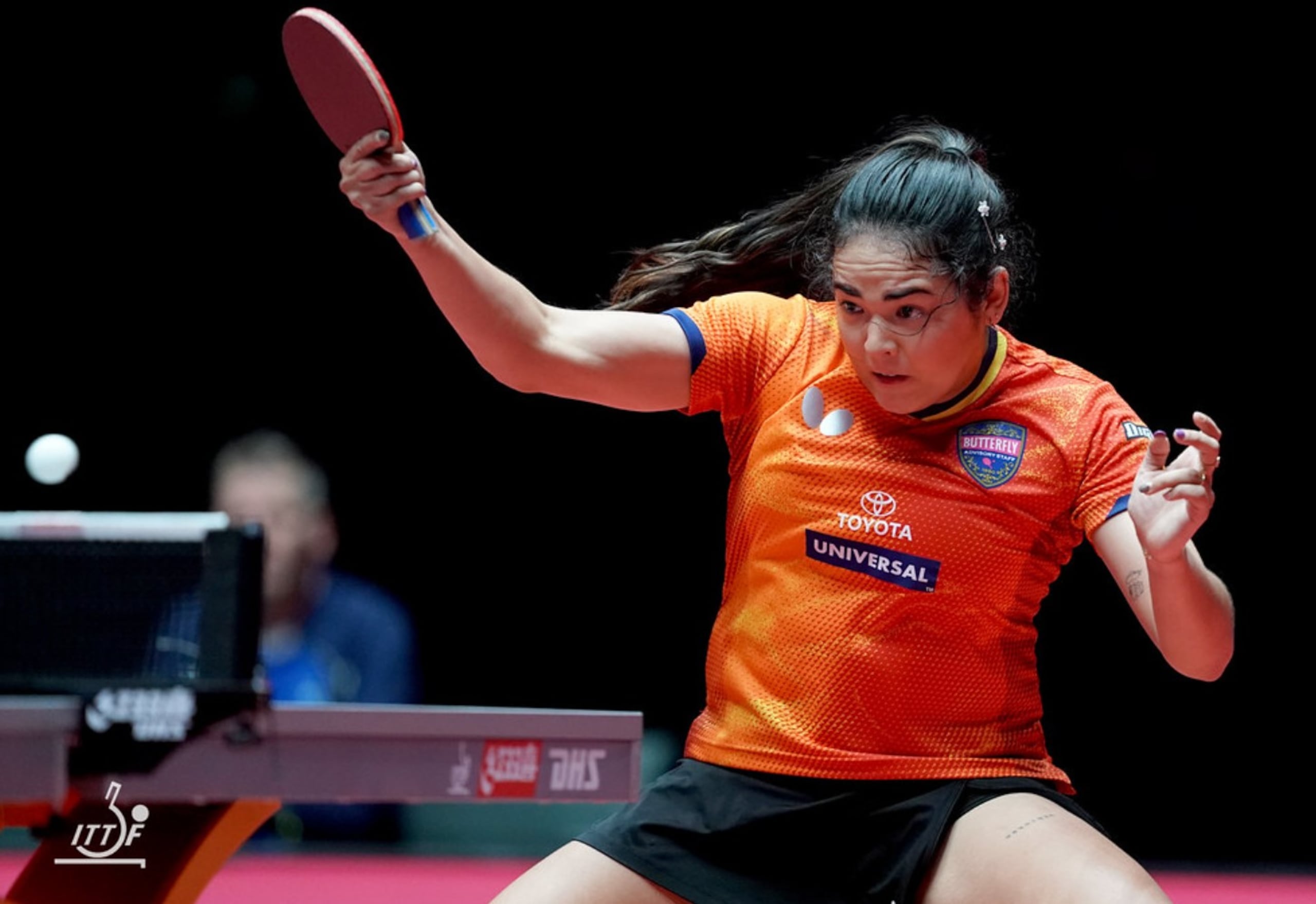 Adriana Díaz devuelve un tiro en su partido de apertura del Mundial. (Flickr / ITTF)